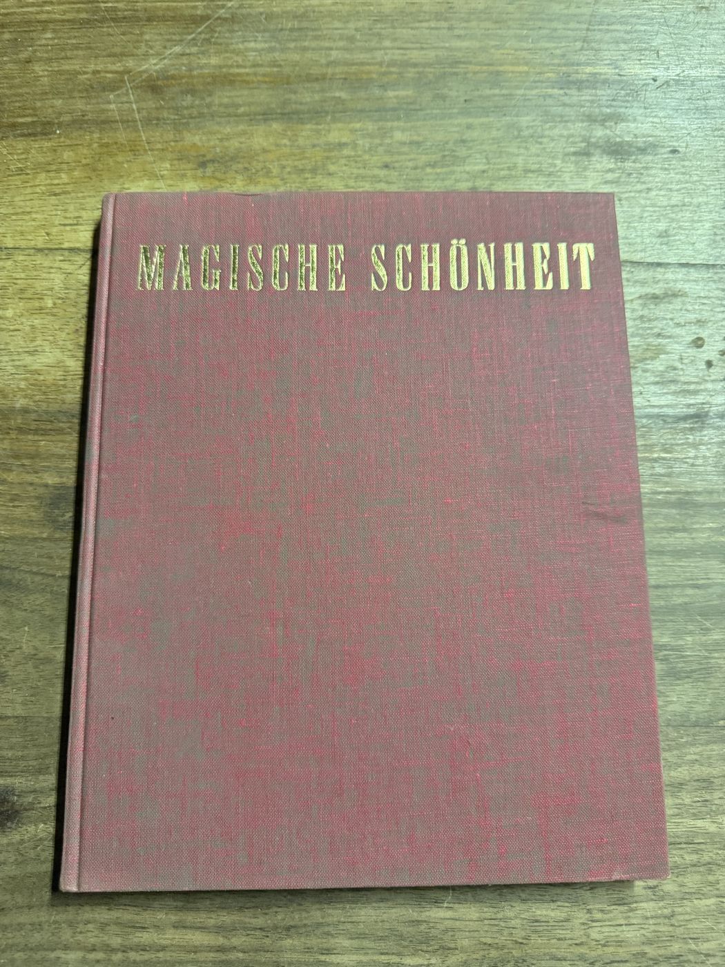 Magische Schönheit · roter Leinenband