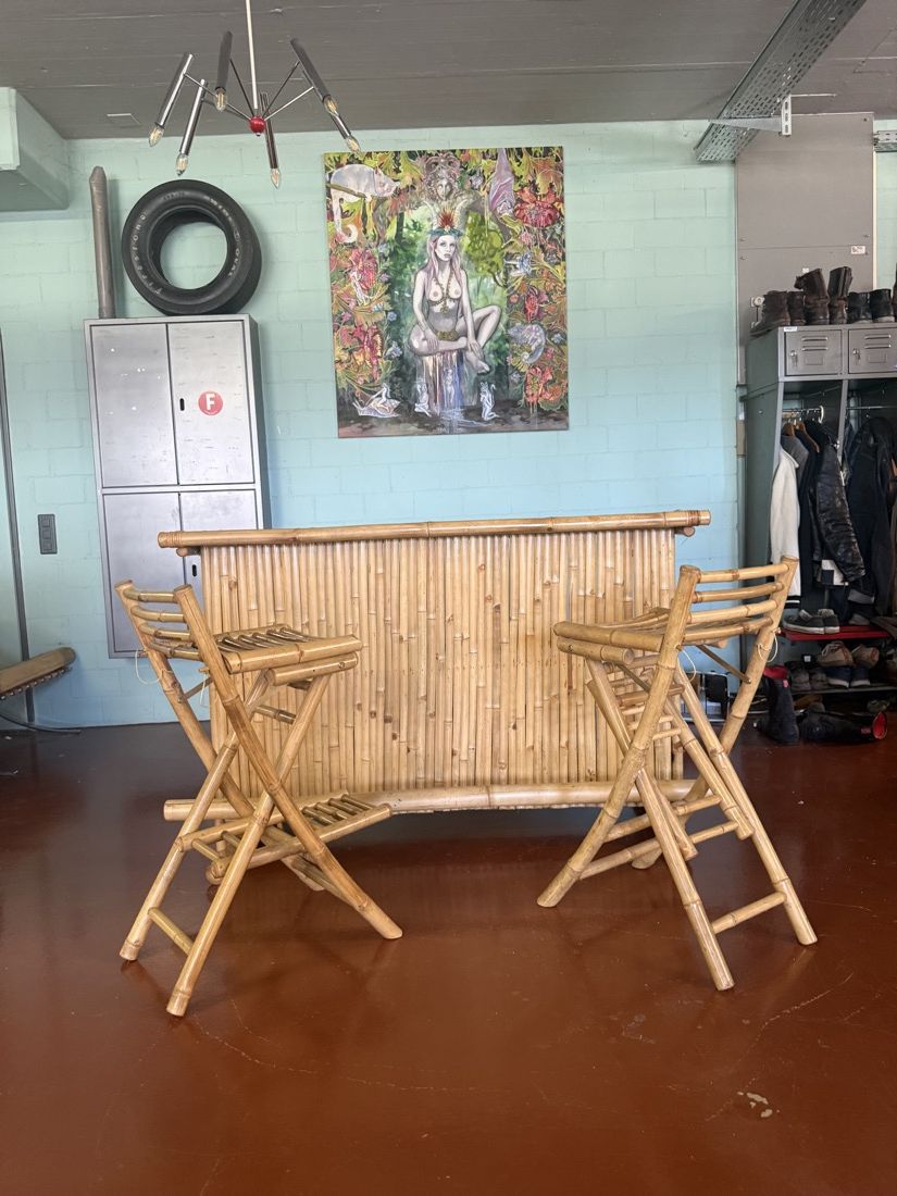 Bambus-Tiki-Bar mit 2 Klapphockern