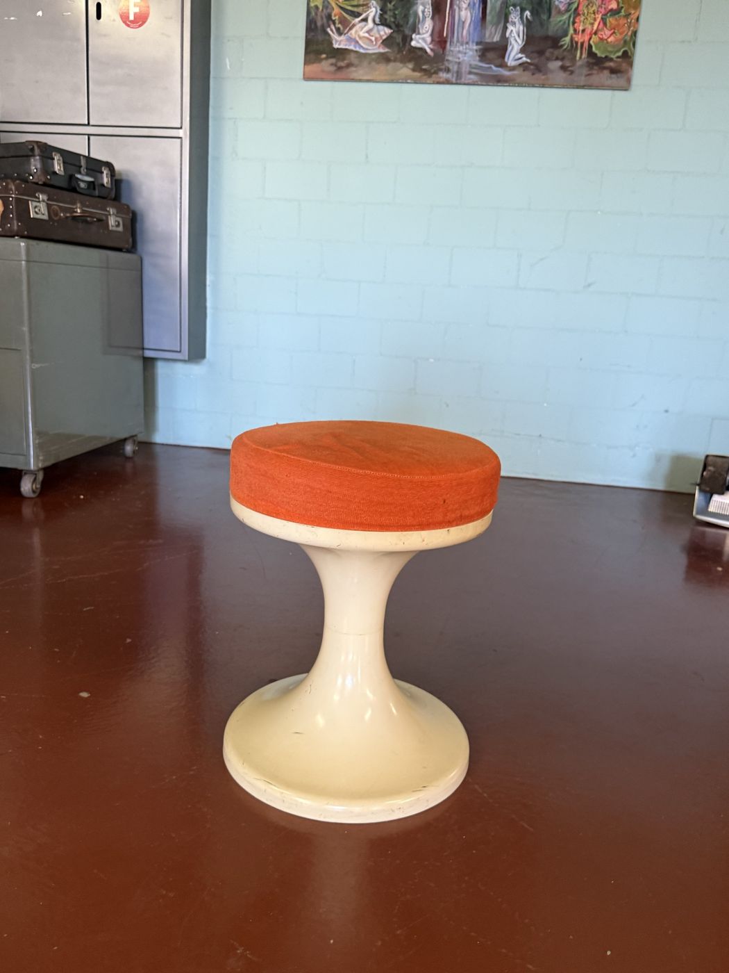 Hocker weiss · oranges Polster