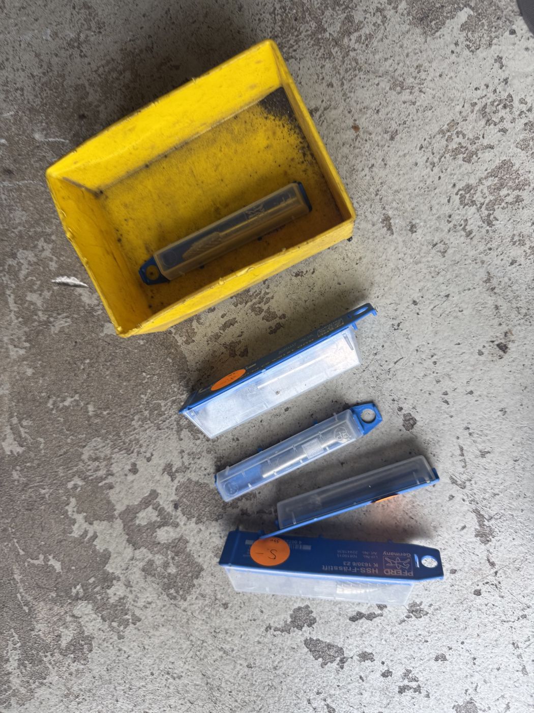 Kunststoff Box bit Schleifaufsätzen