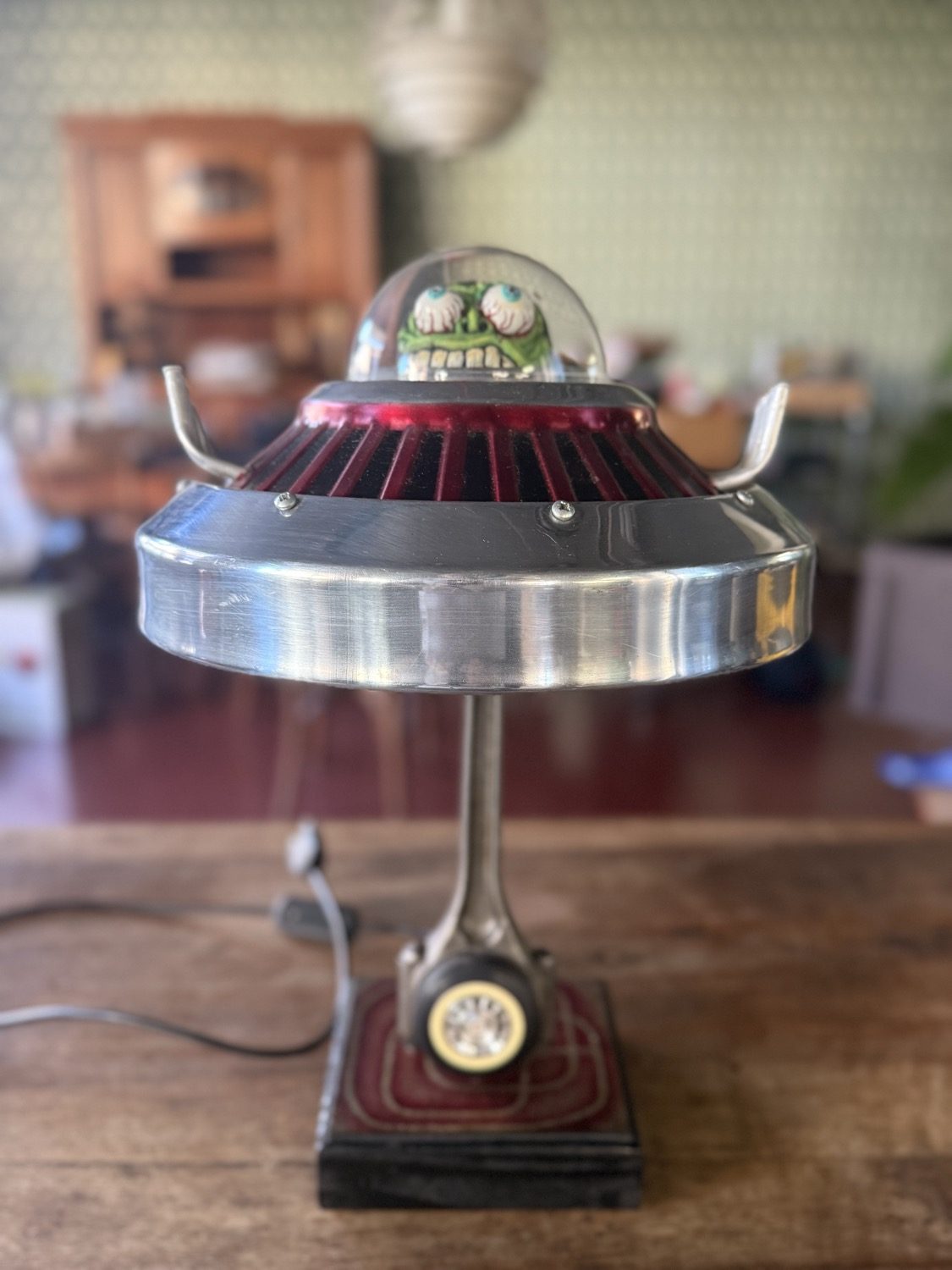 UFO-Tischleuchte, Lowbrow-Einzelanfertigung