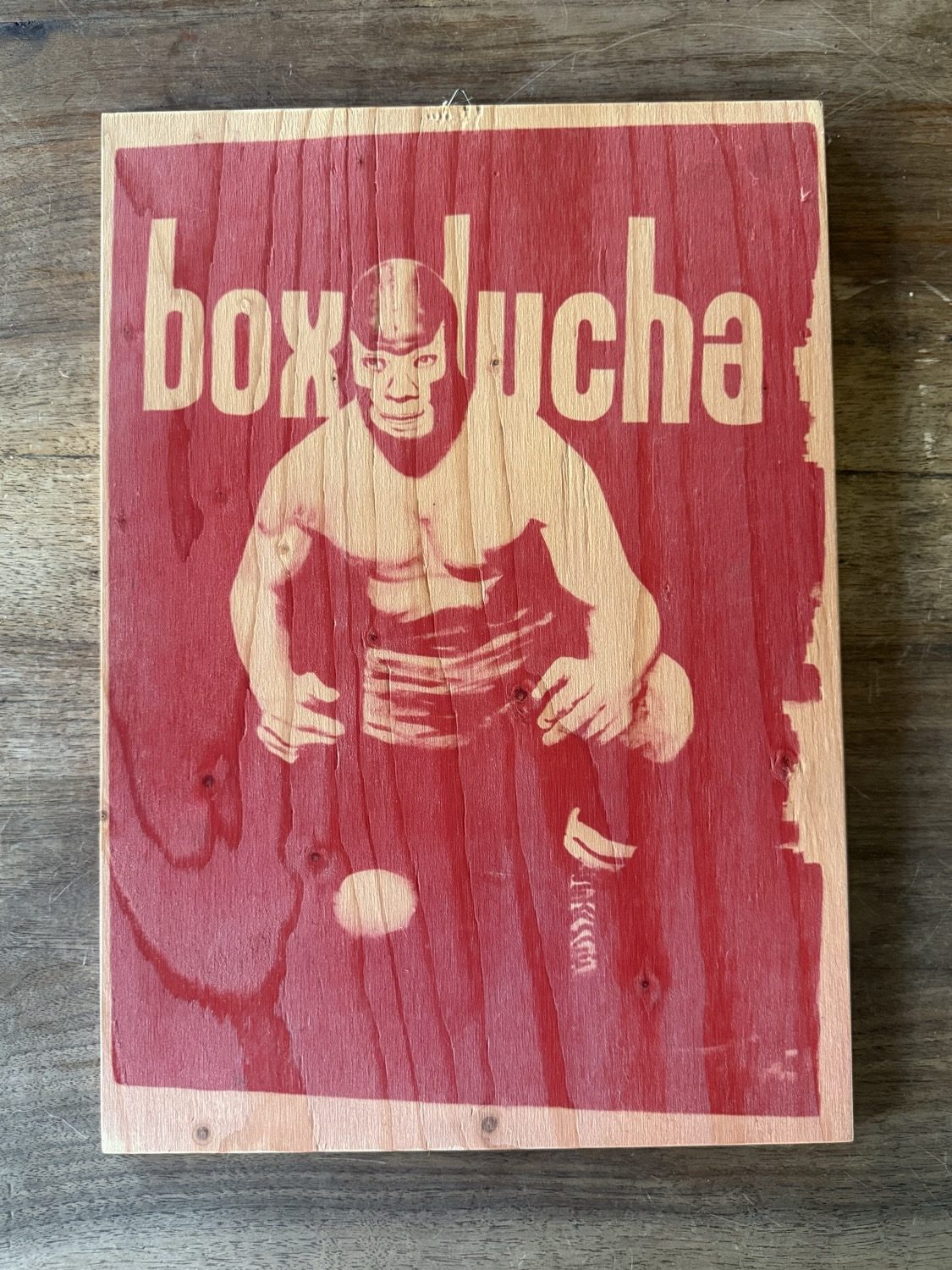 Holztafel «box lucha», roter Druck