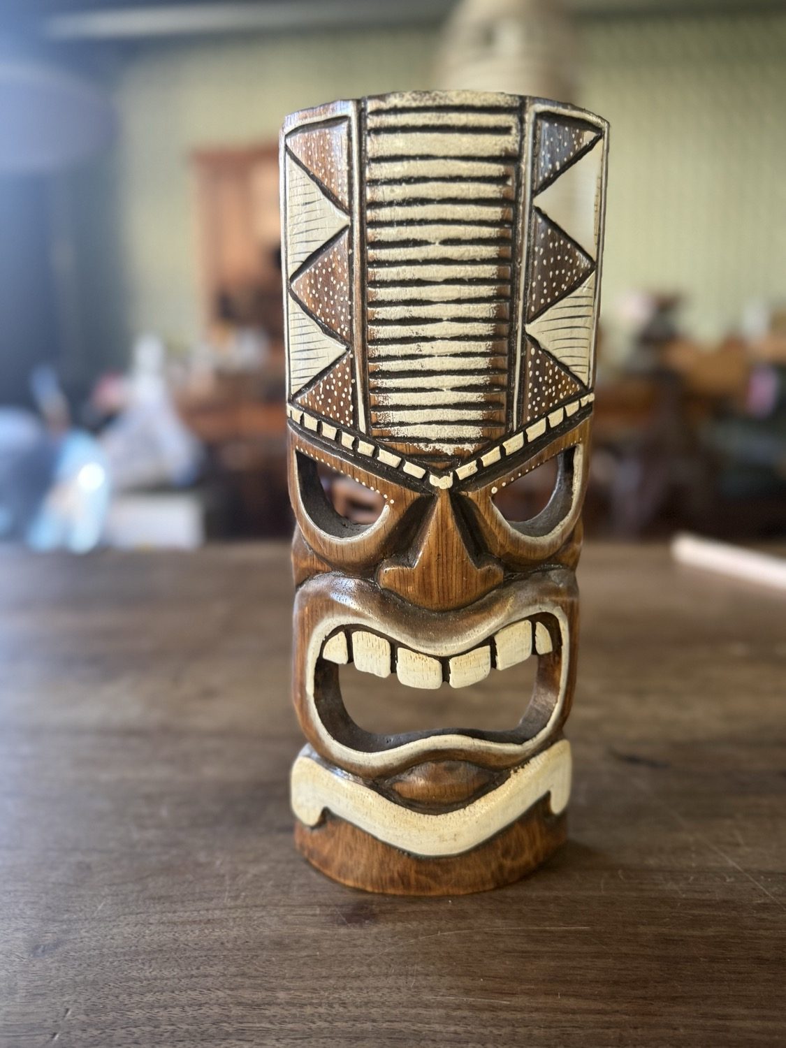Tiki-Wandmaske aus Holz, geschnitzt und bemalt