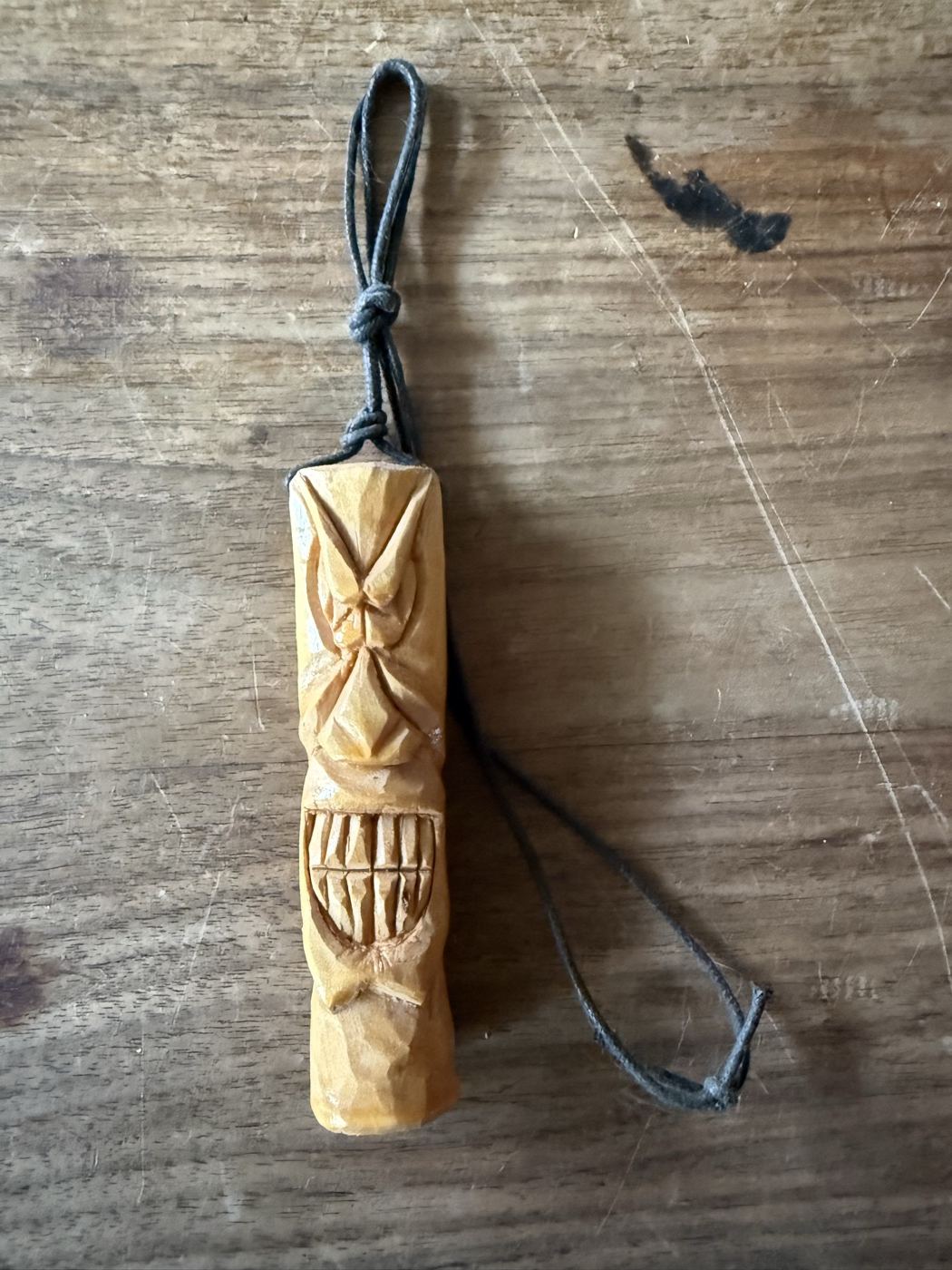 Mini-Tiki-Anhänger aus Holz