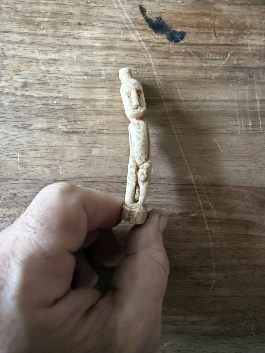 Liegende Figur, Knochen-Schnitzerei