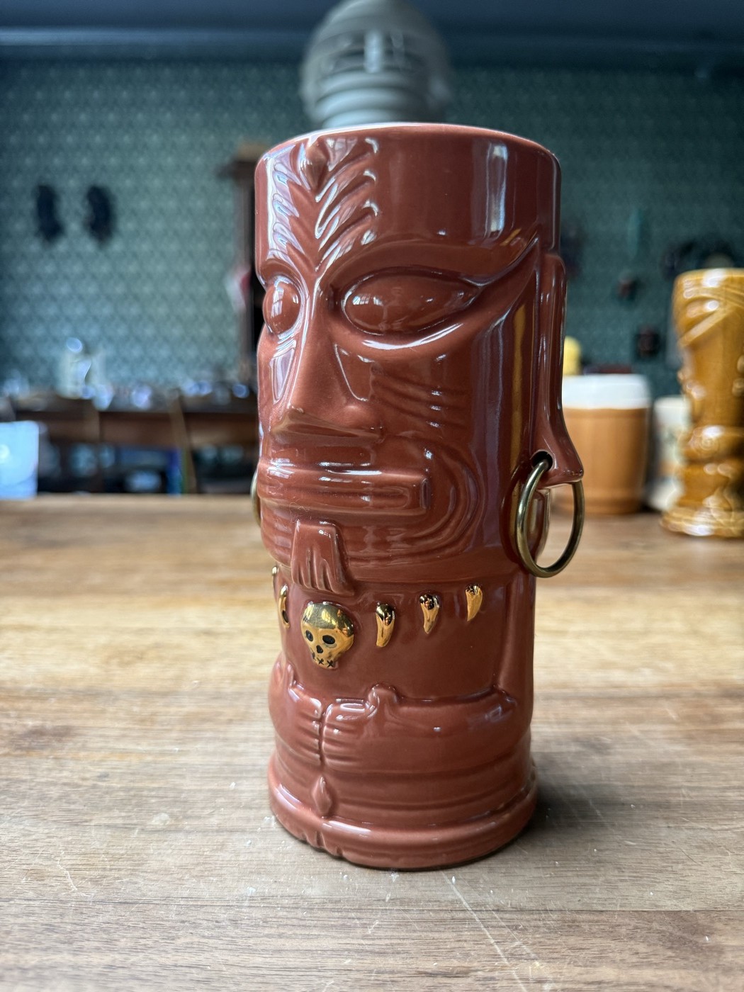 Tiki-Mug rotbraun mit Ringgriff – Tiki Farm 2007