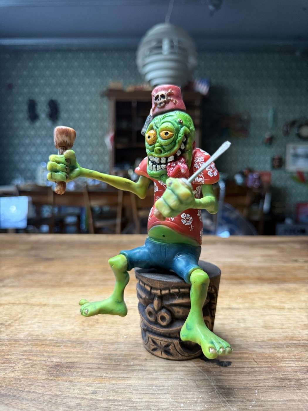 Kustom-Monster-Figur mit Tiki-Becher