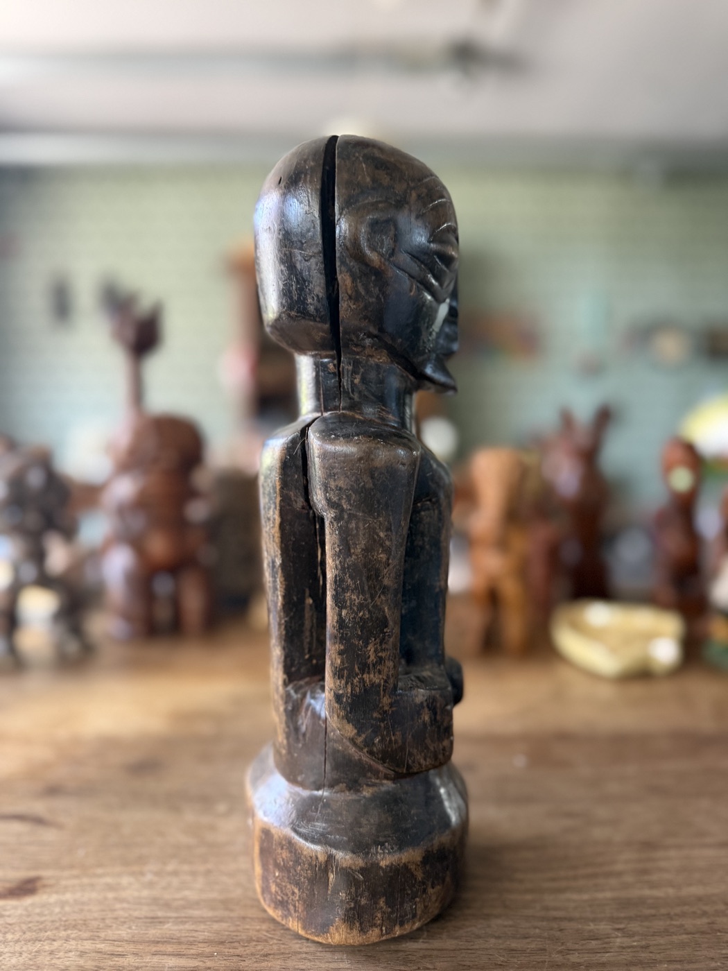 Dunkle Ahnenfigur aus Holz