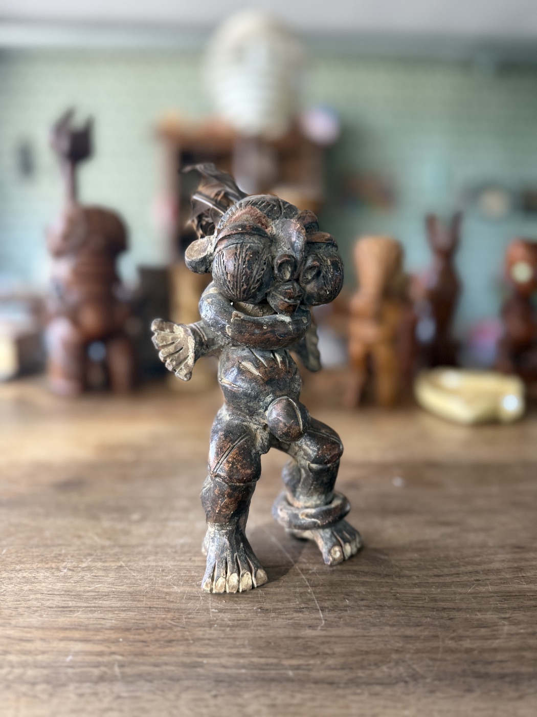 Kriegerfigur mit Federkopfschmuck, bronzefarben gefasst