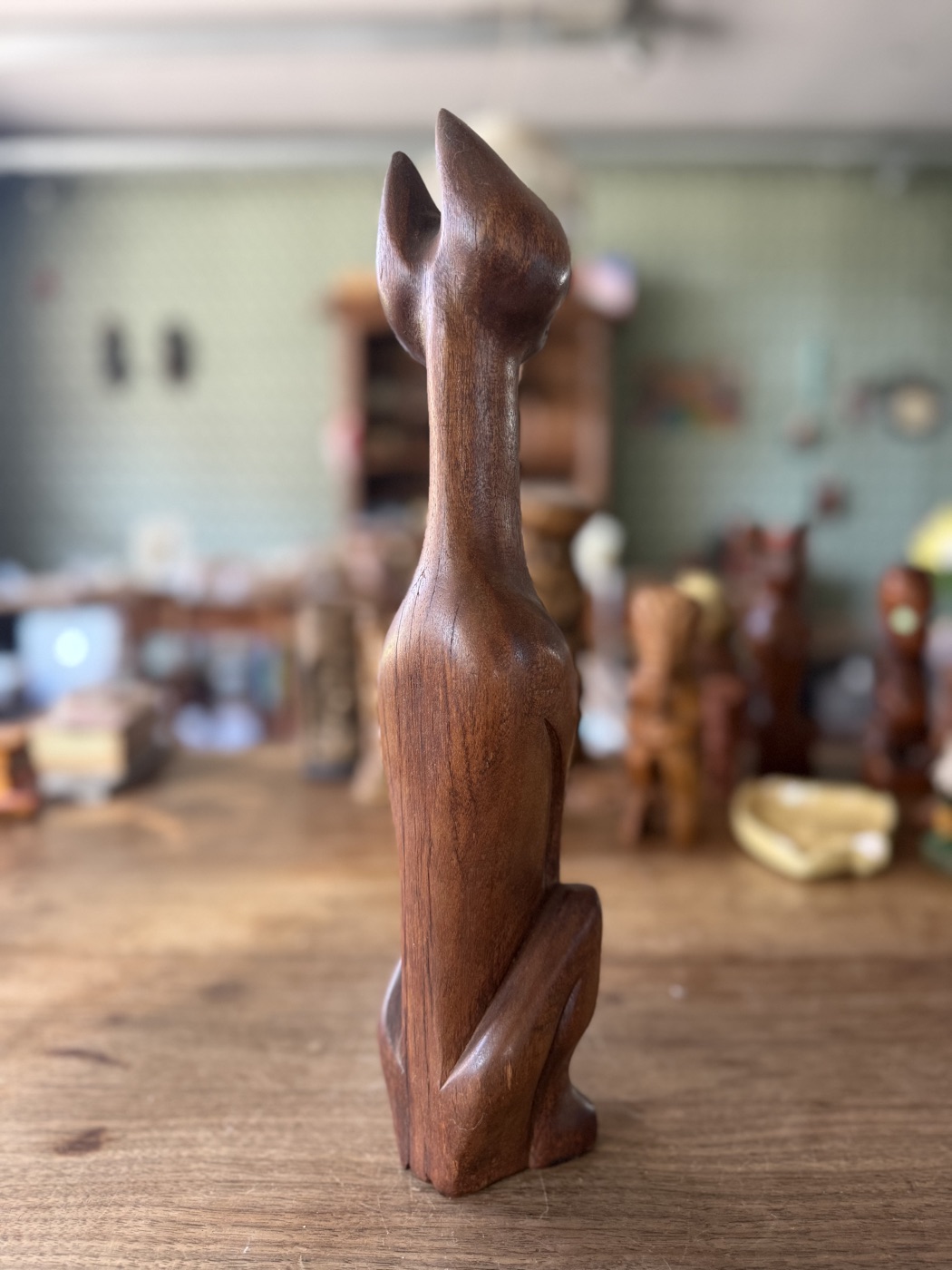 Schlanke Katzenfigur aus Holz · Mid-Century