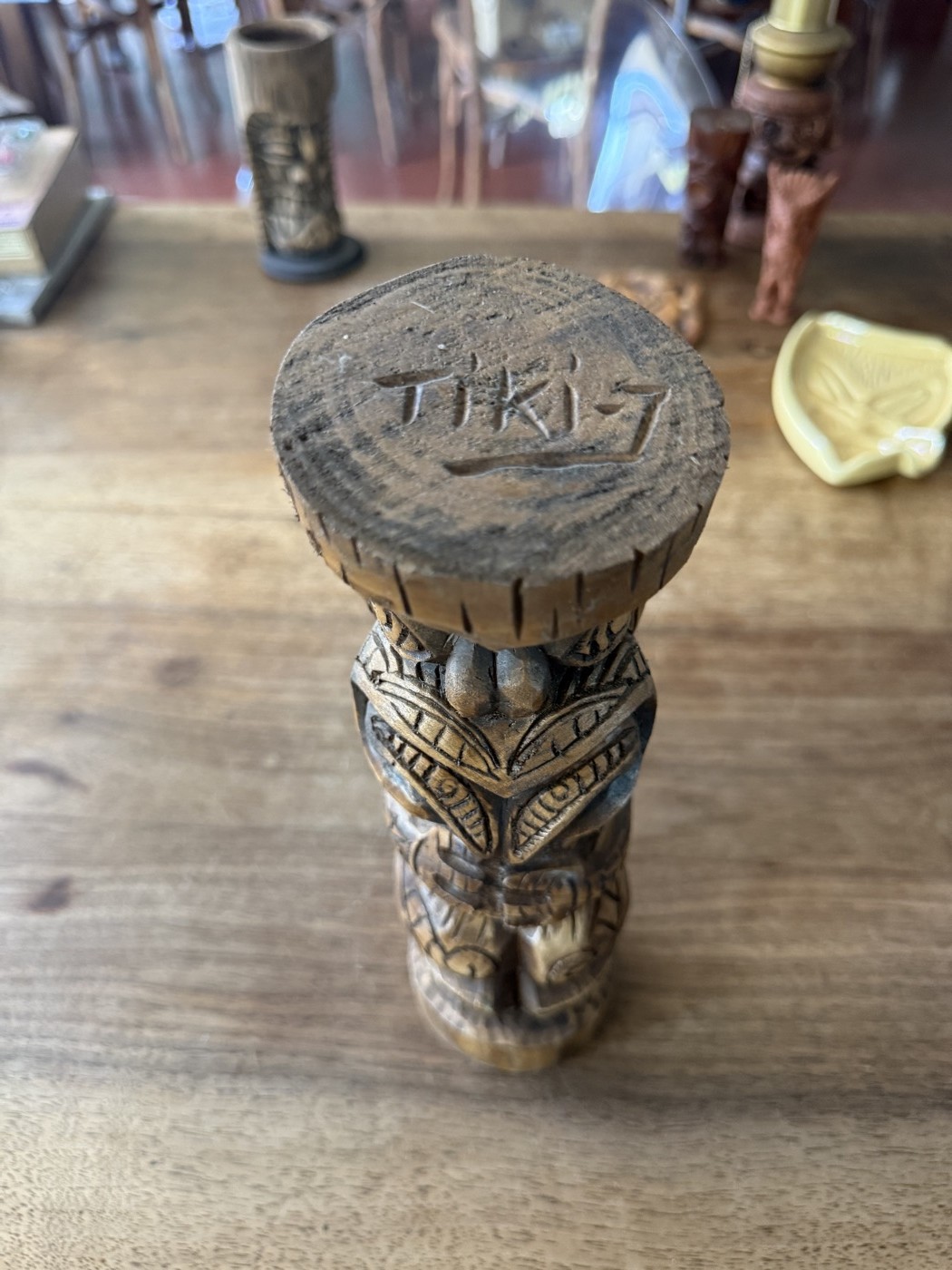 Holz-Tikibecher, Boden signiert «TIKIS»
