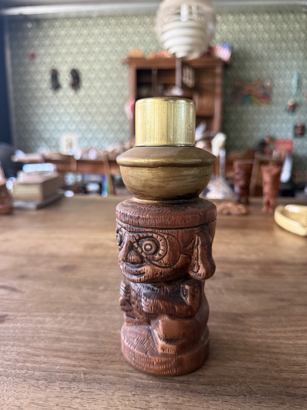 Tiki-Flasche mit Messingkappe
