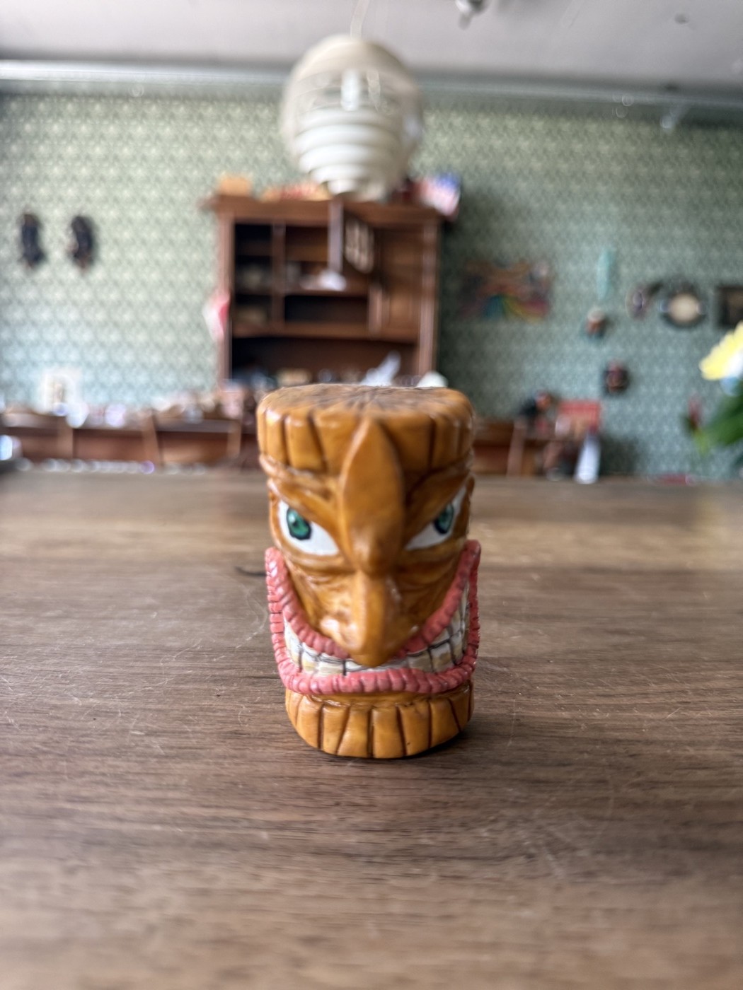 Tiki-Kopf aus Keramik · grüne Augen
