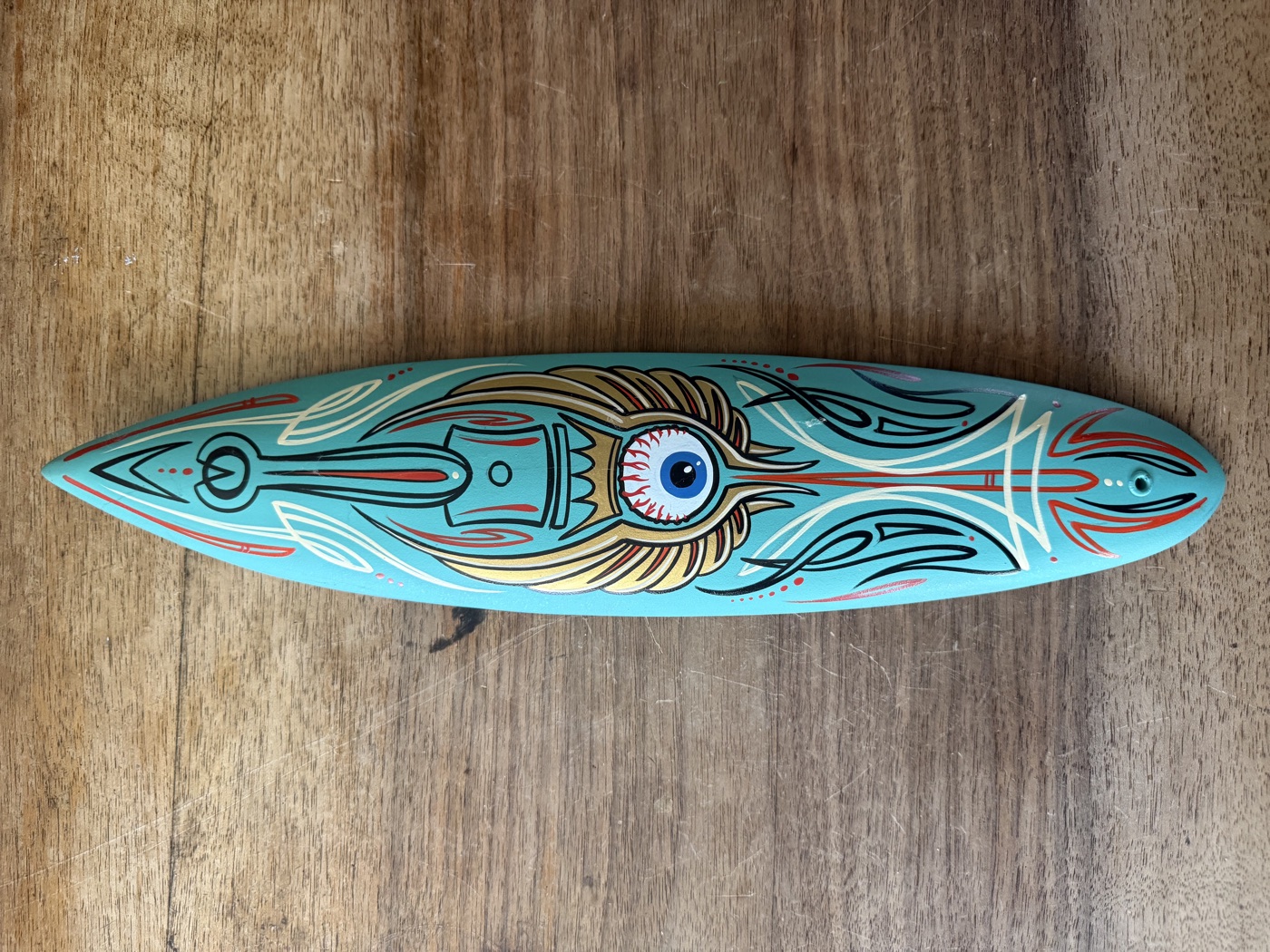 Deko-Surfboard mit Pinstriping
