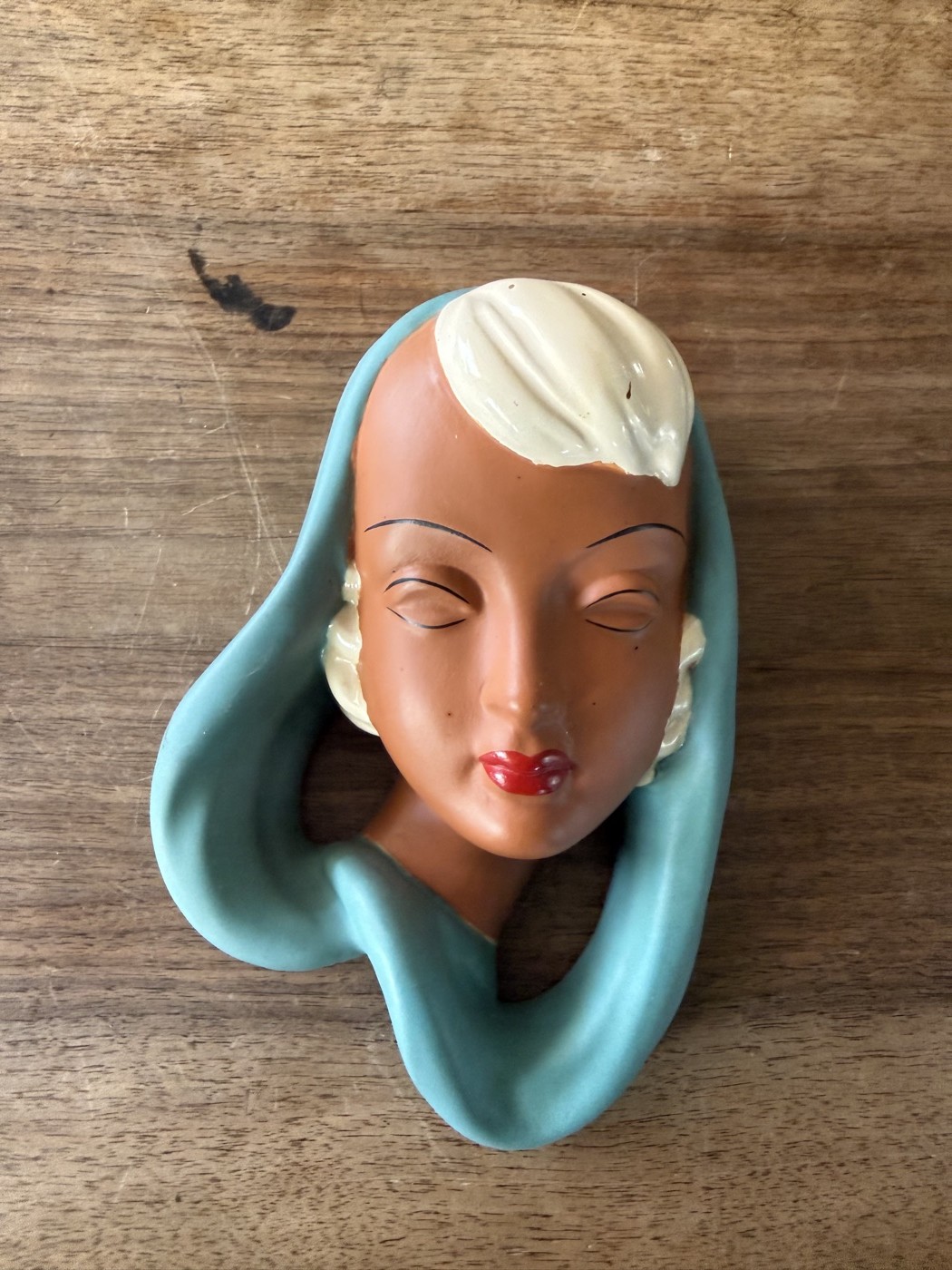 Keramik-Wandmaske · Frauenkopf mit türkisem Tuch