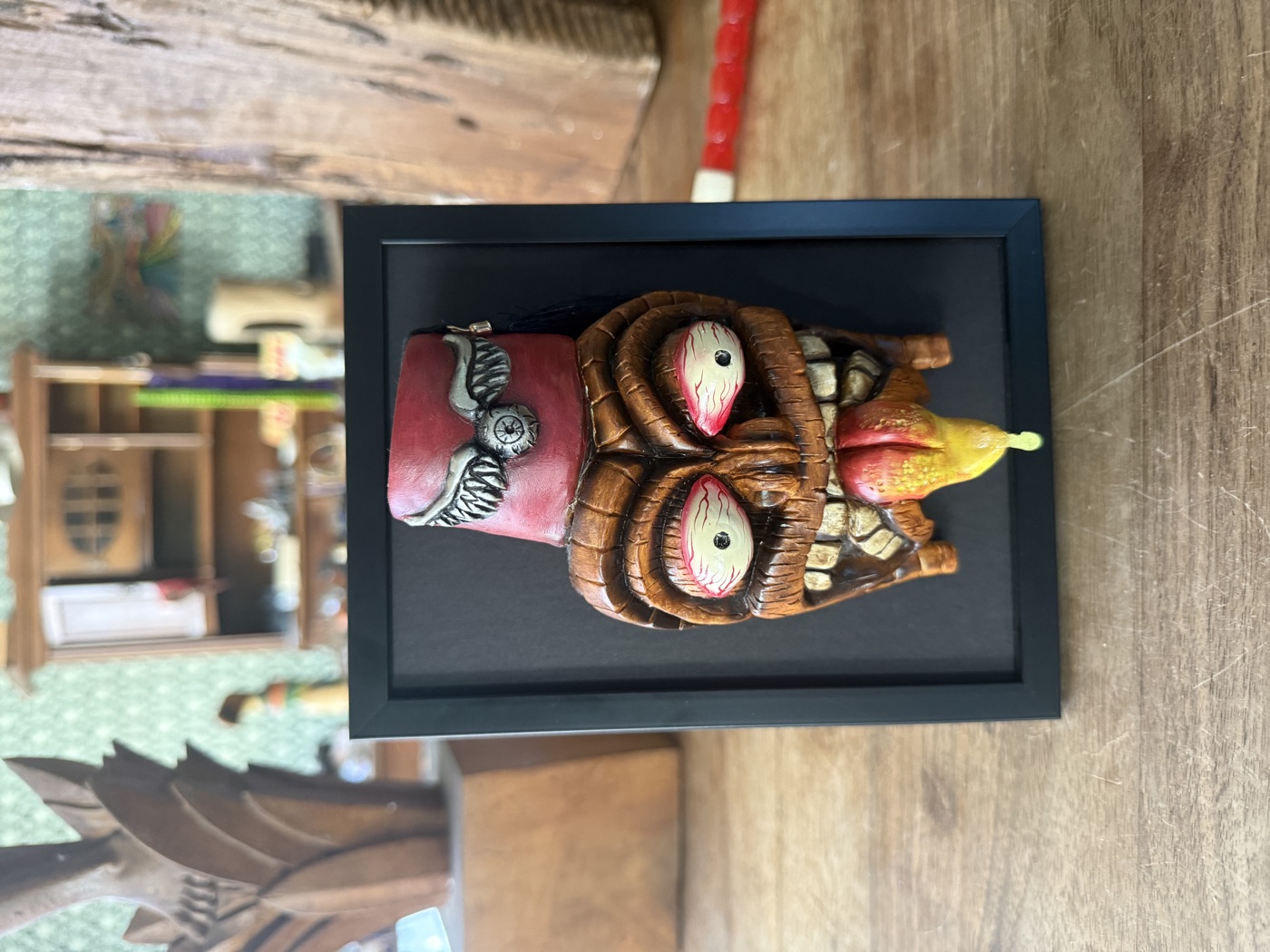 Tiki-Relief mit Fez · im Schattenfugenrahmen