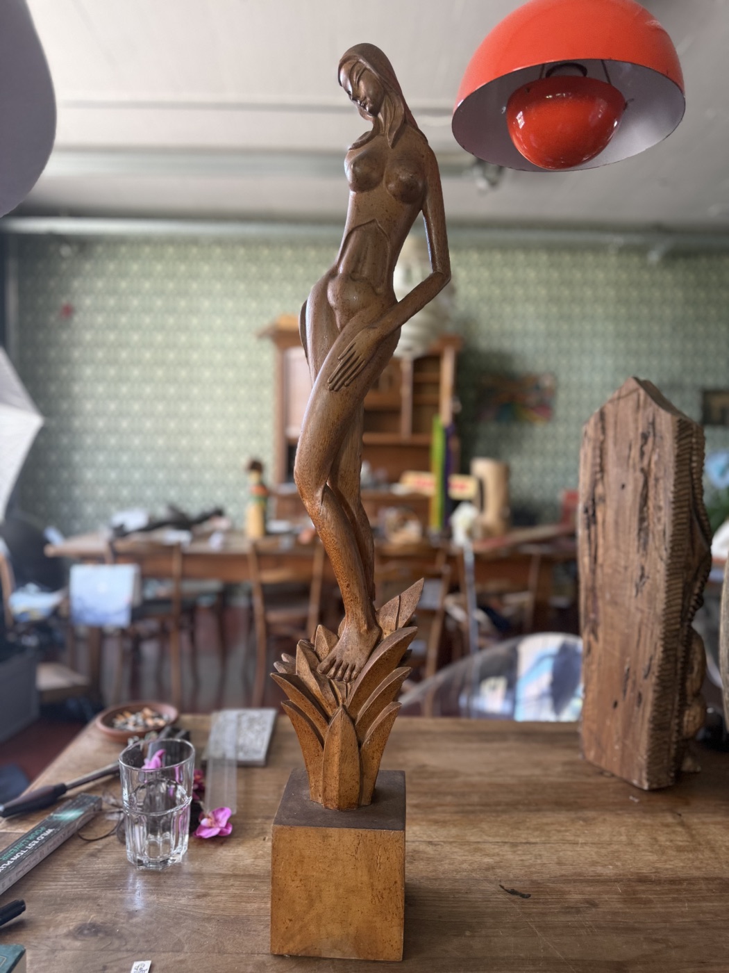 Holzskulptur · weiblicher Akt auf Sockel