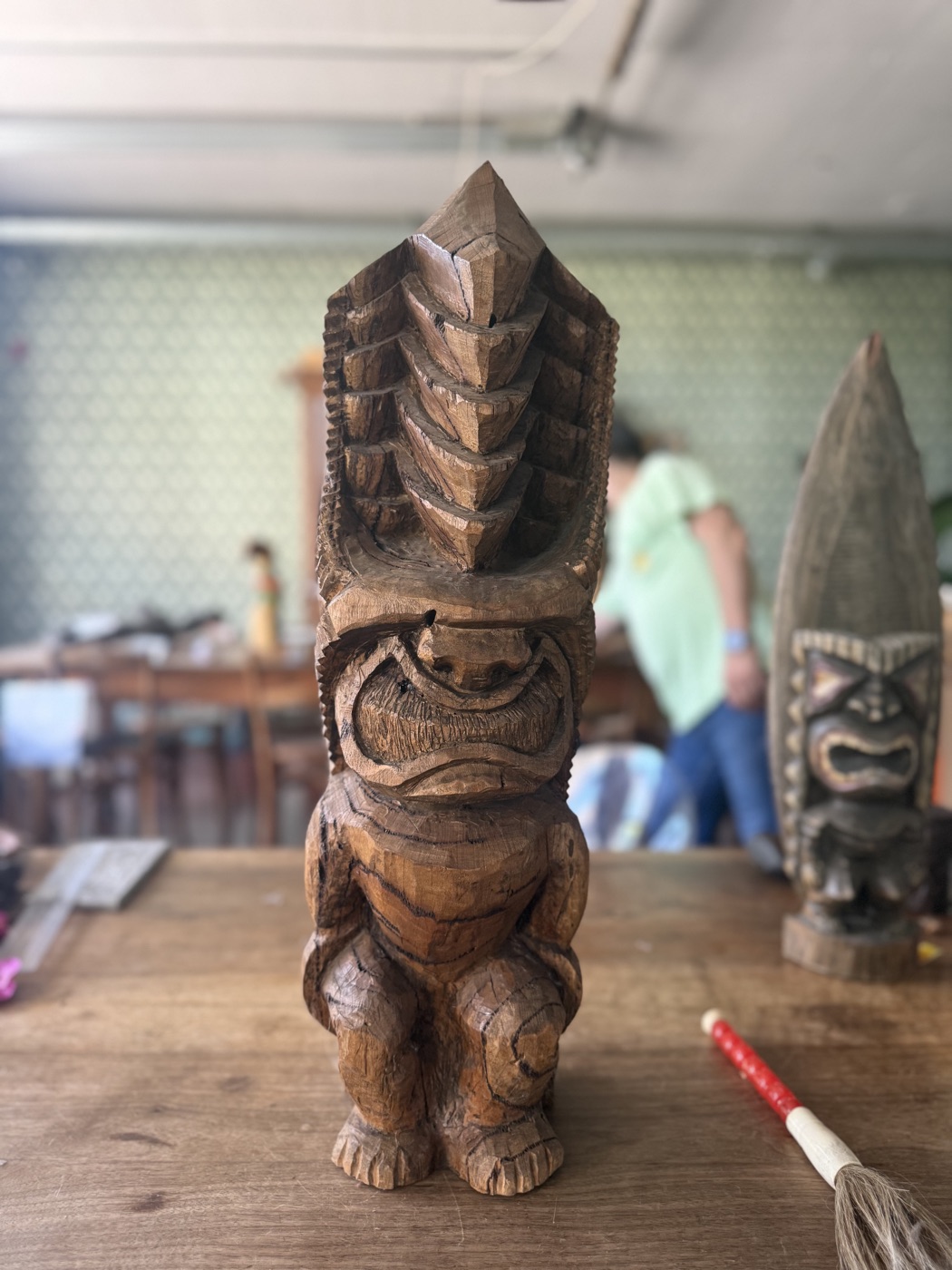 Tiki-Figur aus Holz · hockend mit hohem Kopfschmuck