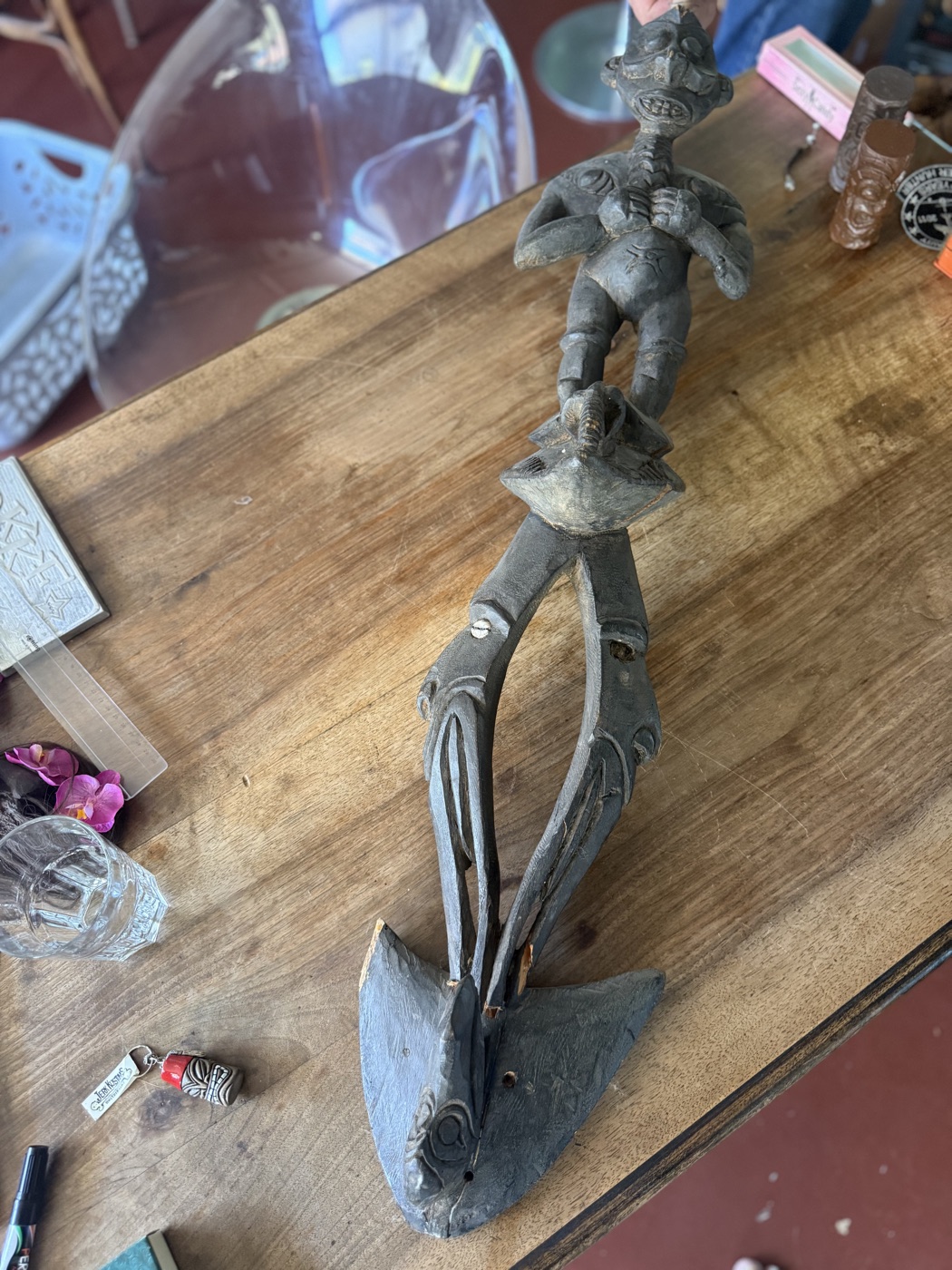 Zeremonialstab aus Holz · zwei Figuren, paddelförmige Klinge
