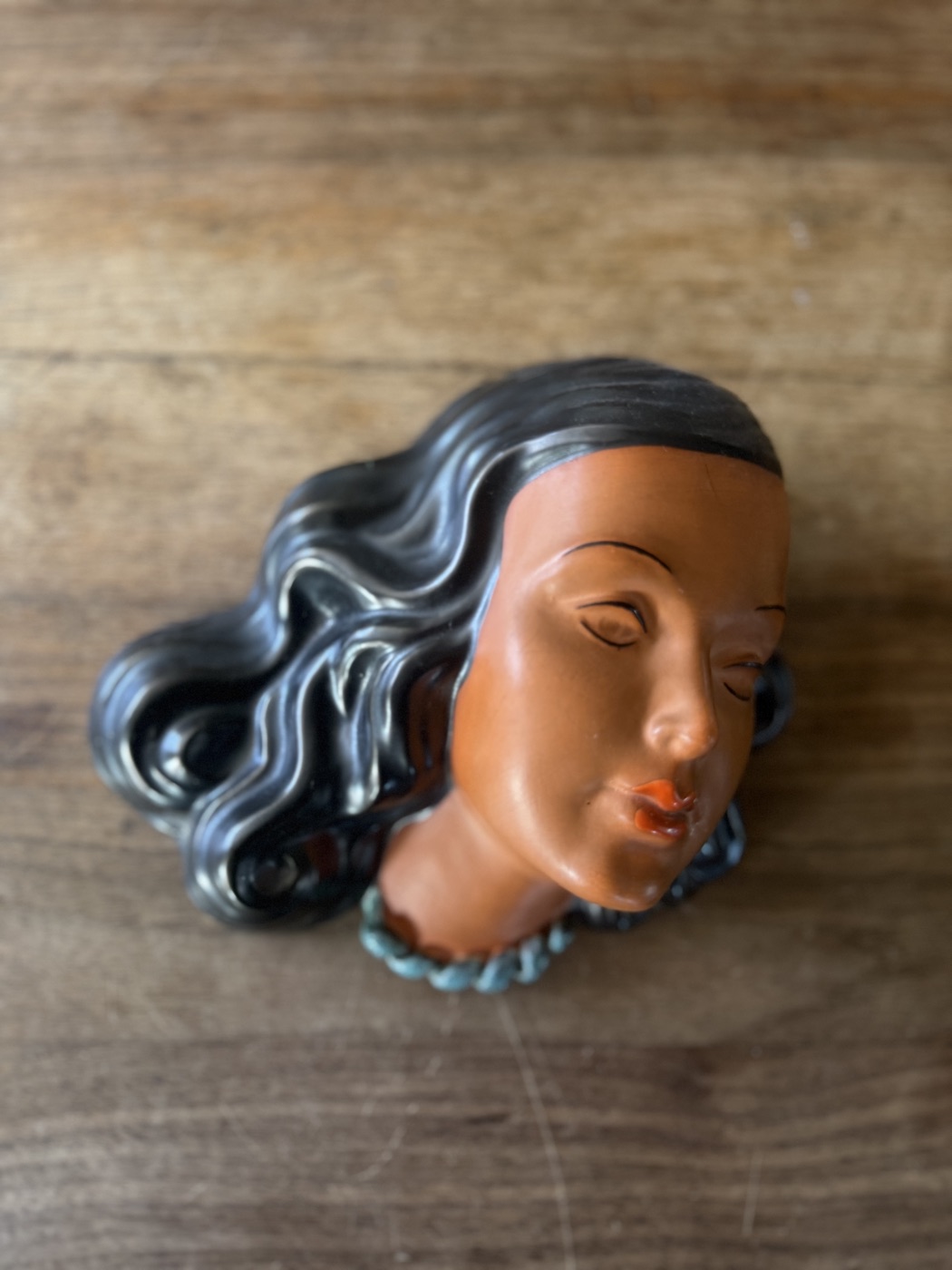 Keramik-Wandmaske · Frauenkopf mit schwarzem Haar