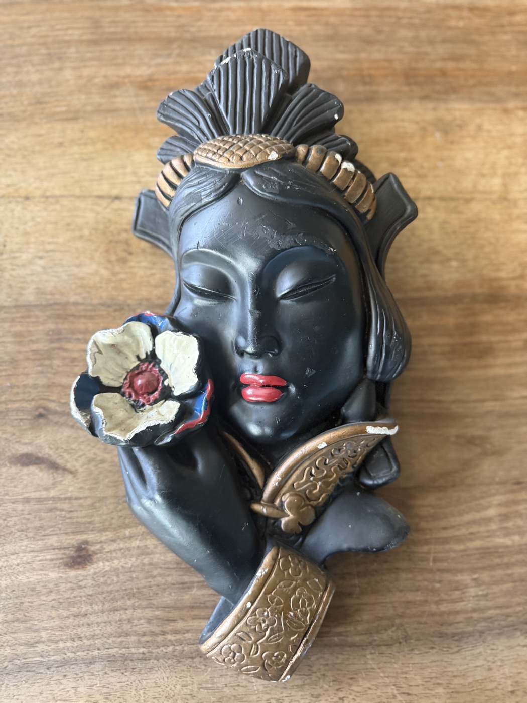 Wandmaske · schwarzes Gesicht mit Blüte und Goldkragen