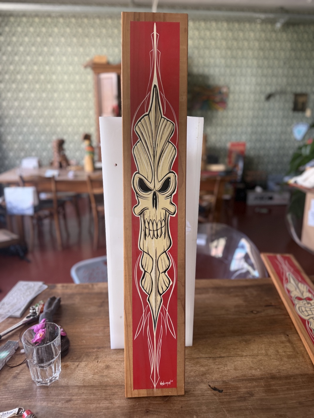 Pinstriping-Tafel rot · Tiki in Weiss