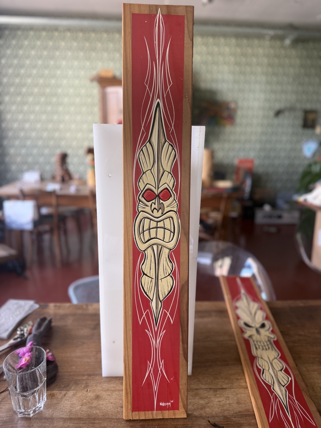 Pinstriping-Tafel rot · Tiki mit roten Augen