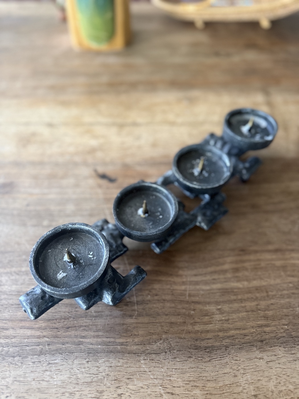 Kerzenhalter aus Metall · vierarmig, liegend