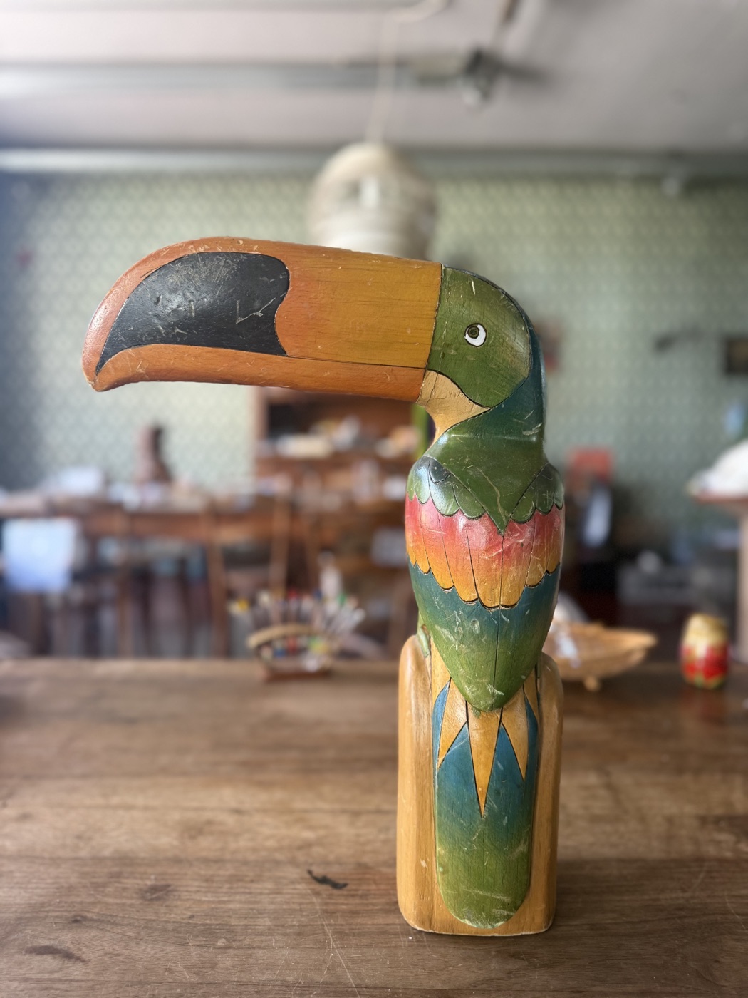 Tukan aus Holz · handbemalt auf Bambusstamm
