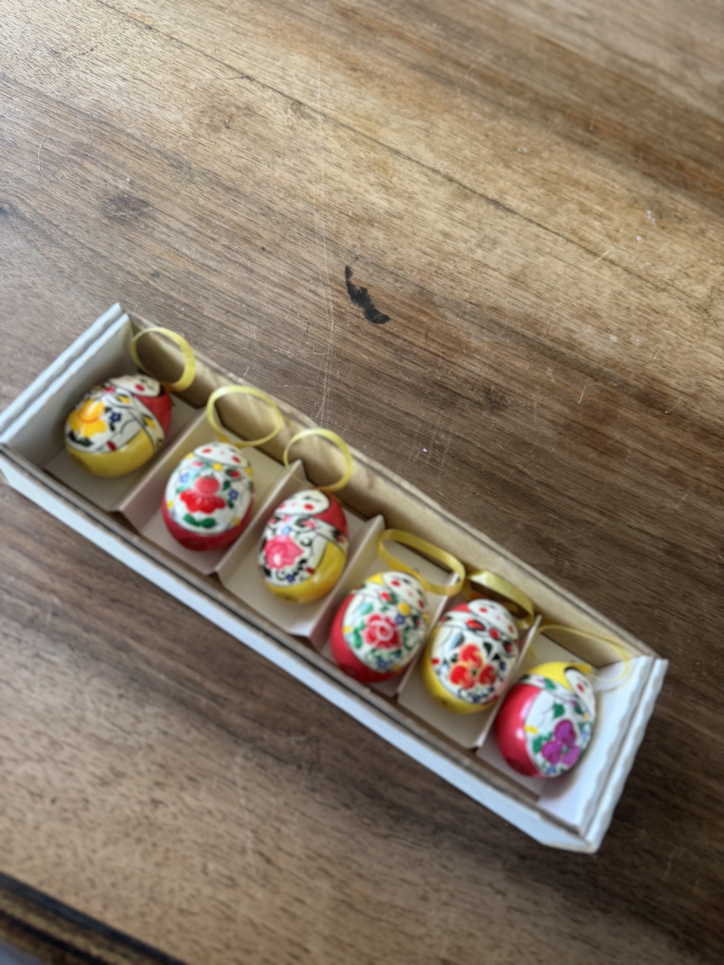 Bemalte Keramik-Eier in Setzkasten