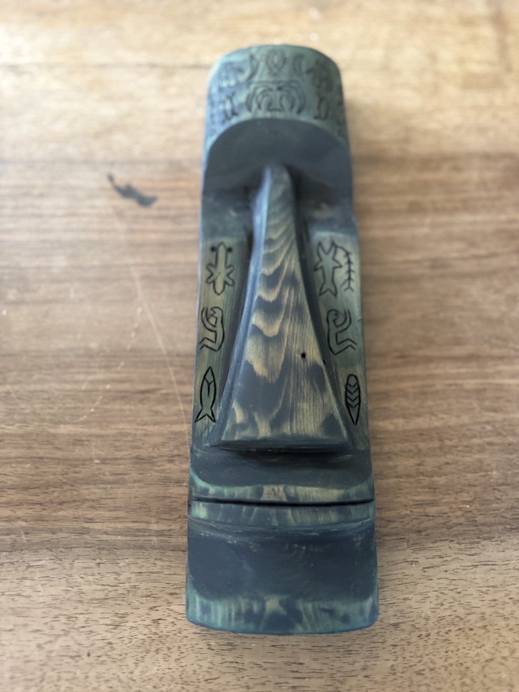 Tiki aus Holz · rückseitig signiert «Tiki Hana»