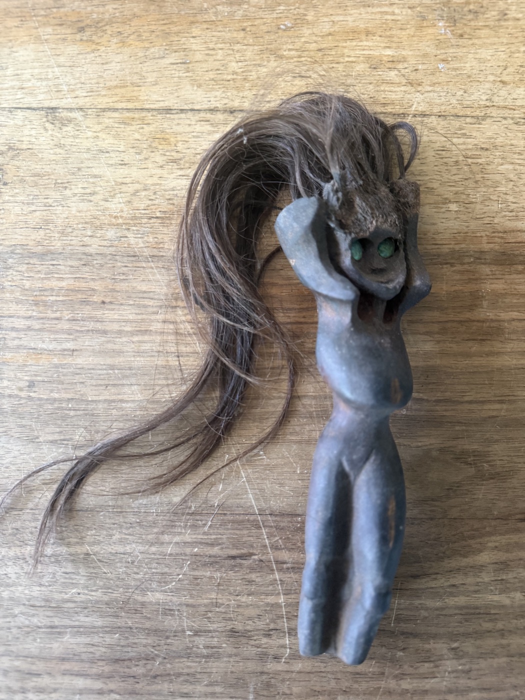 Polynesisch inspirierte Kult- oder Ritualfigur mit Echthaar