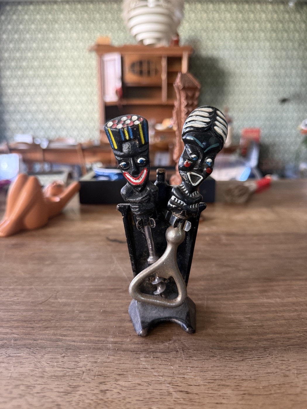 Flaschenöffner mit zwei bemalten Figuren