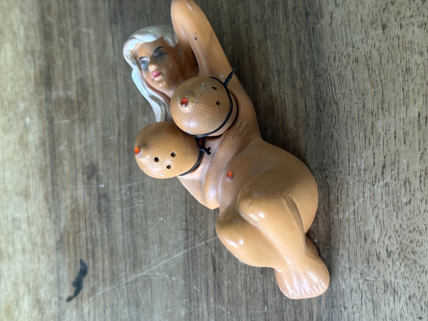 Salz- und Pfefferstreuer als liegende Figur