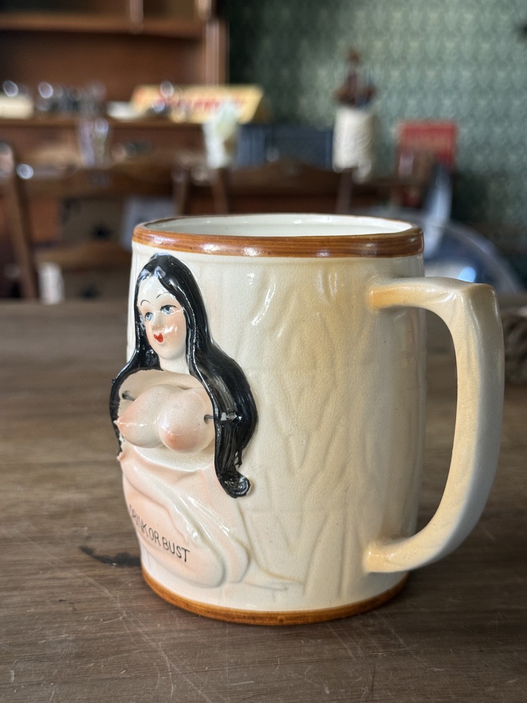 Keramikbecher mit Pin-up-Motiv
