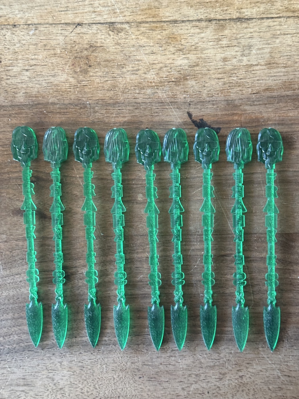 Neun grüne Tiki-Rührstäbe