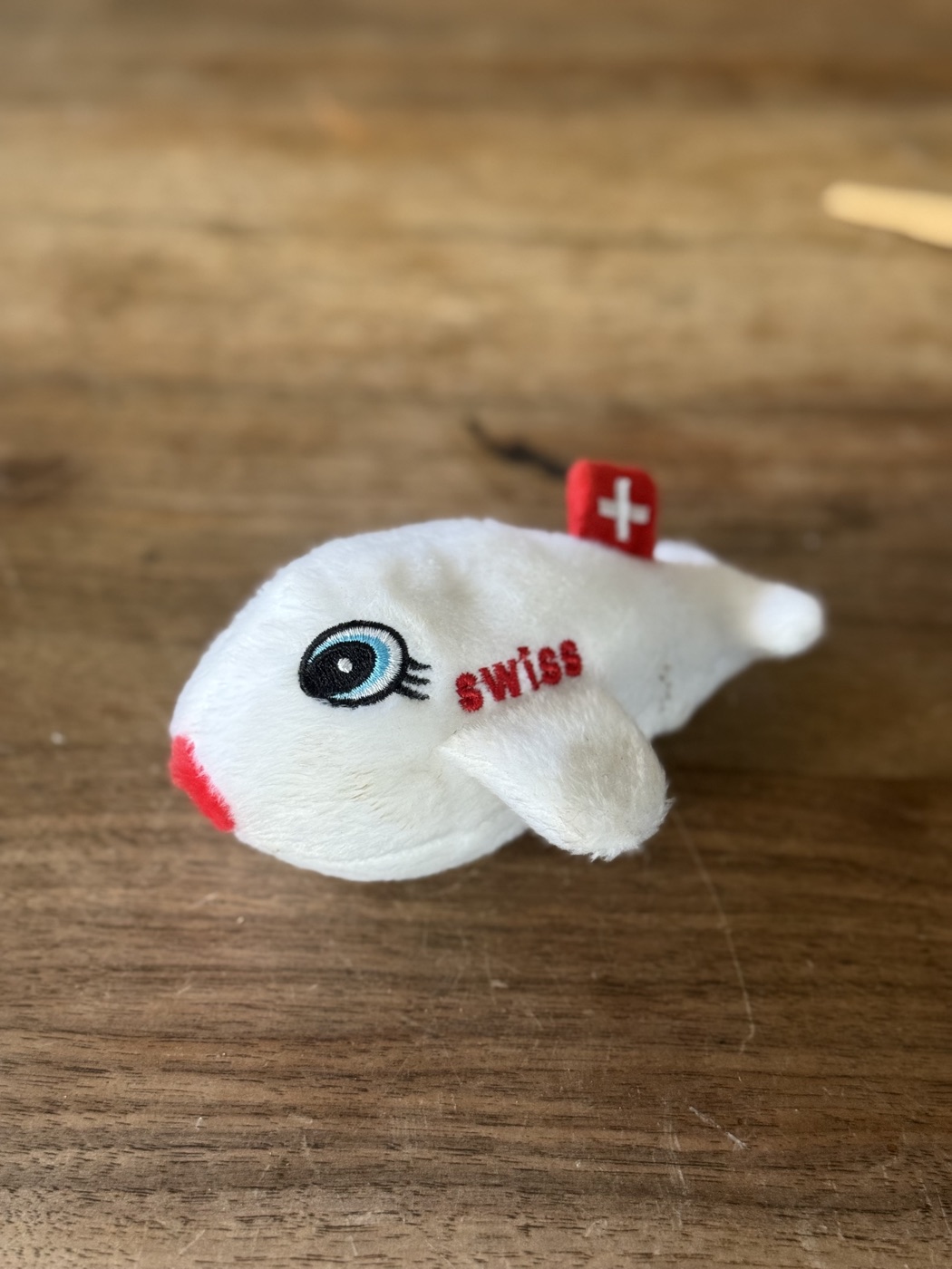 Plüsch-Delfin «Swiss» mit Schweizer Kreuz