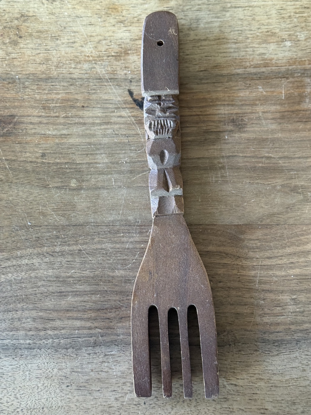 Holzgabel mit geschnitztem Tiki-Griff