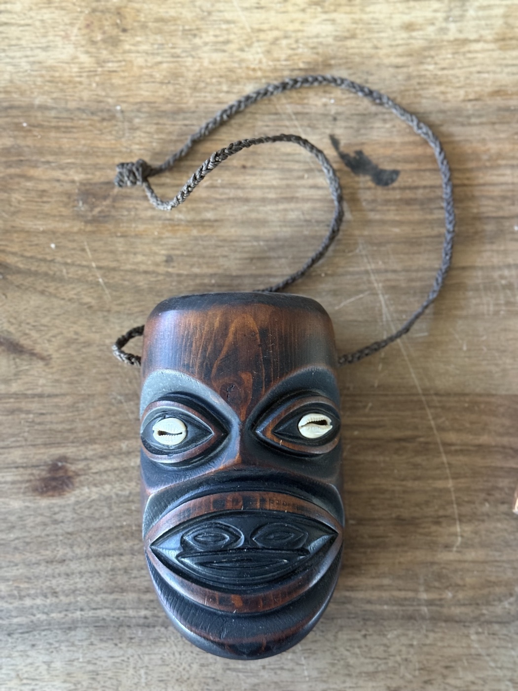 Tiki-Maske zum Umhängen · signiert «Tiki Hana»