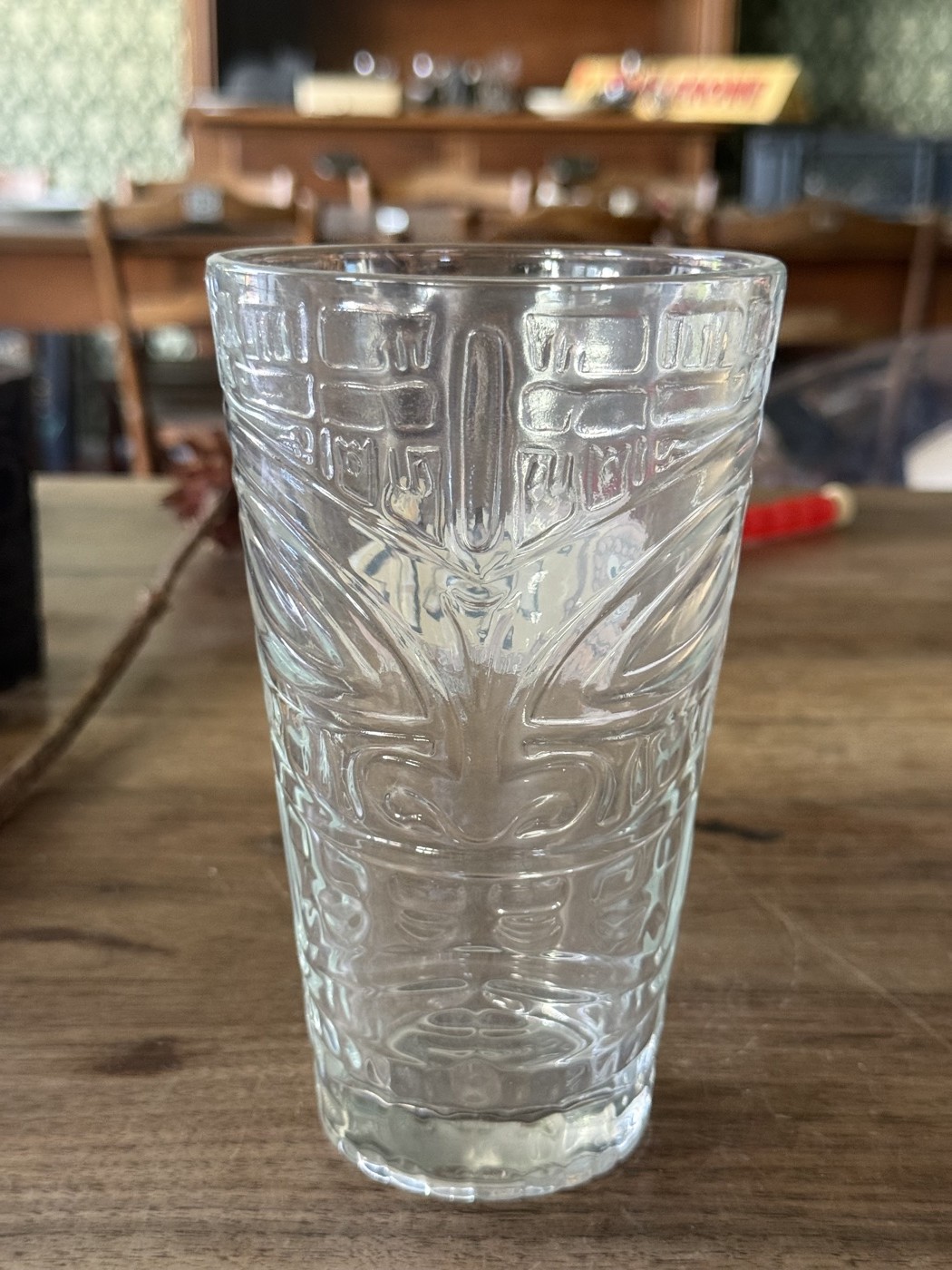 Glas mit eingeformtem Tiki-Relief