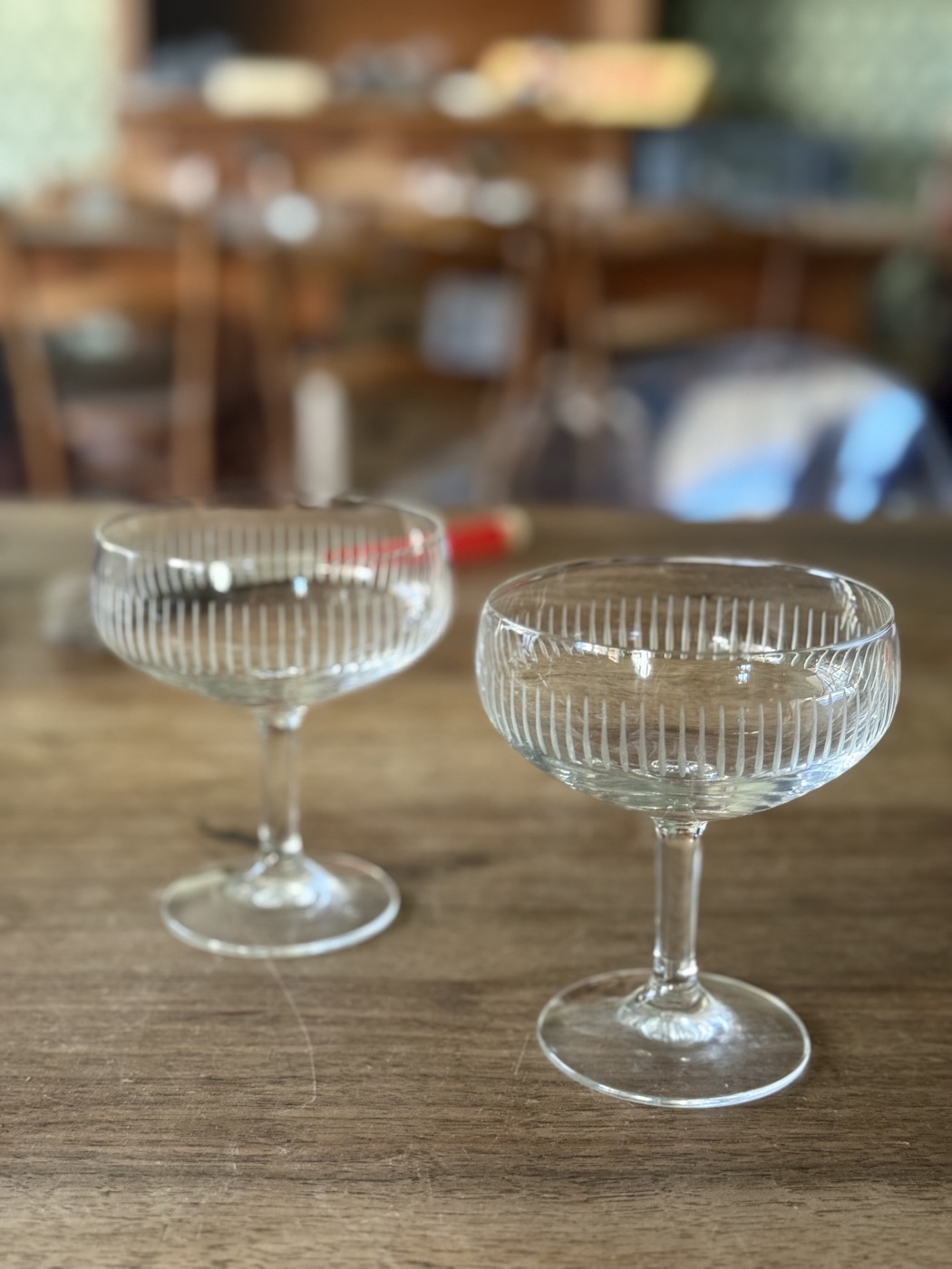 Zwei Champagnerschalen mit geripptem Kelch