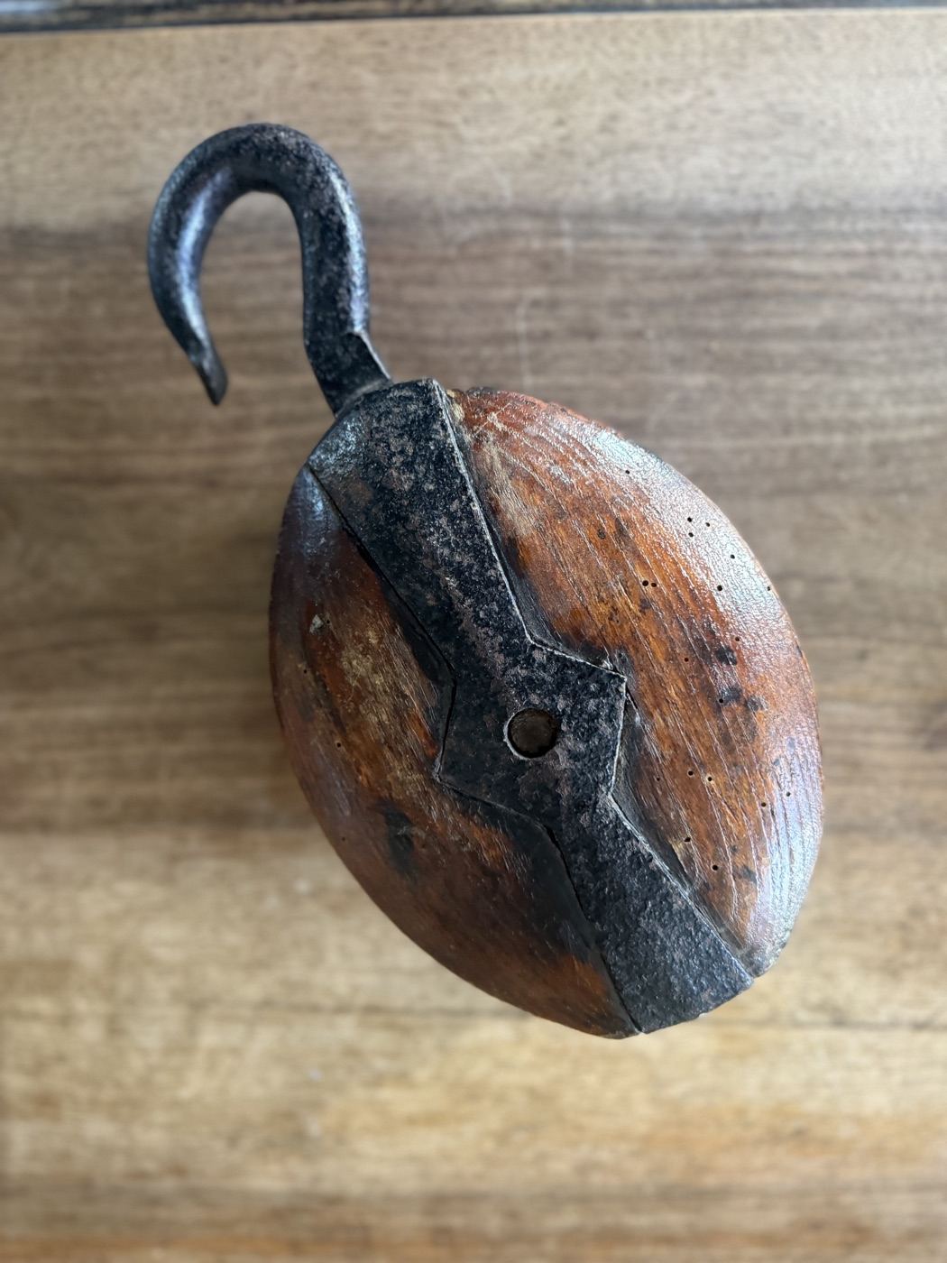 Blockrolle aus Holz mit Eisenhaken
