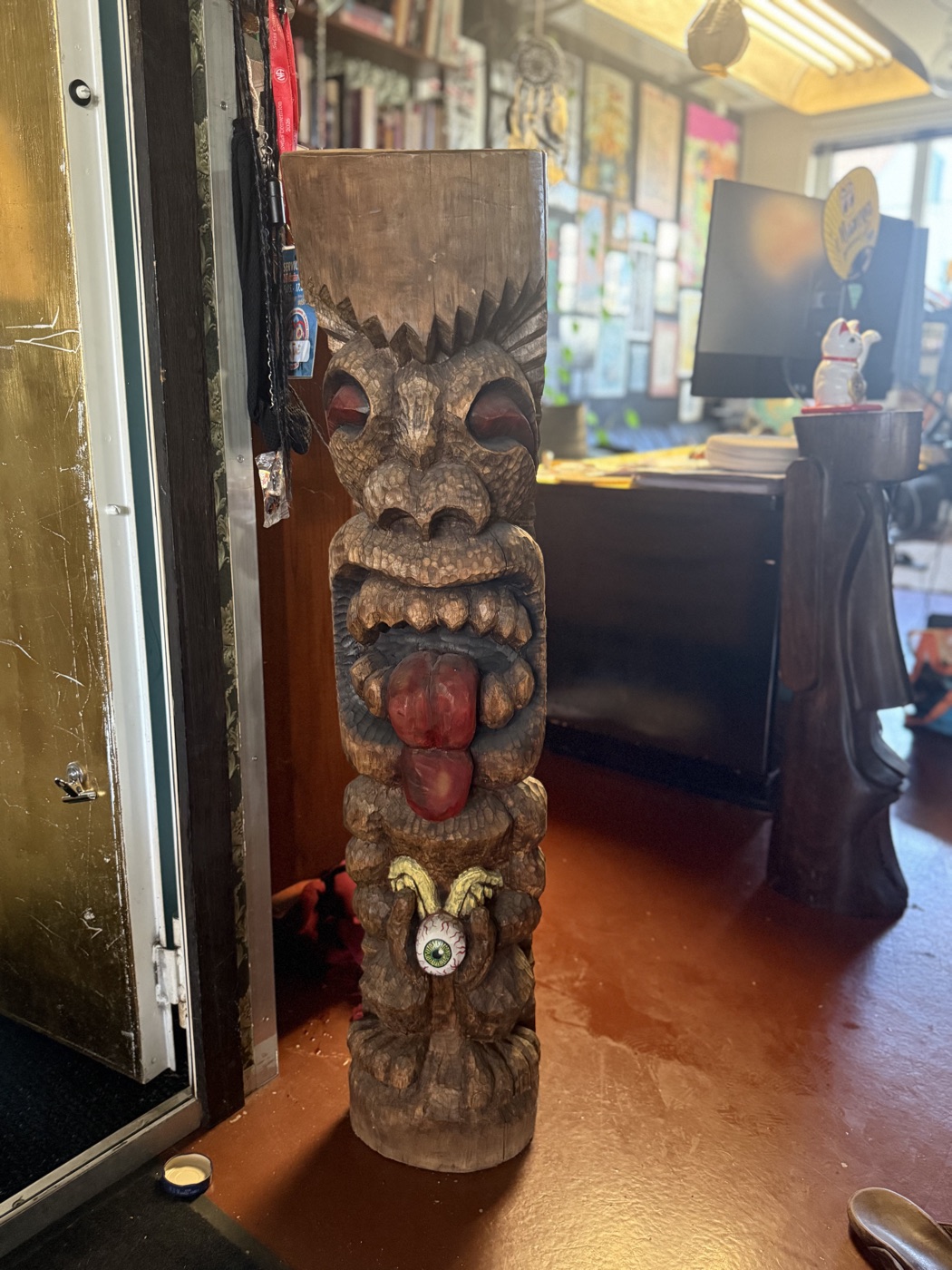 Grosser bemalter Tiki · rot gefasster Mund