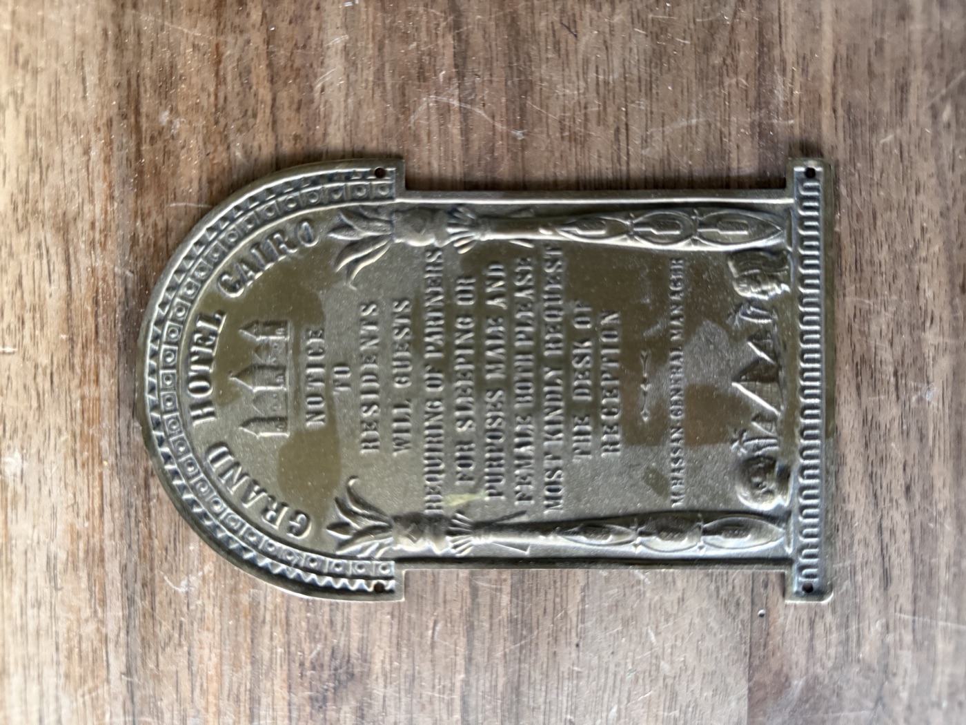 Hotelschild aus Messing · Hinweis an die Gäste