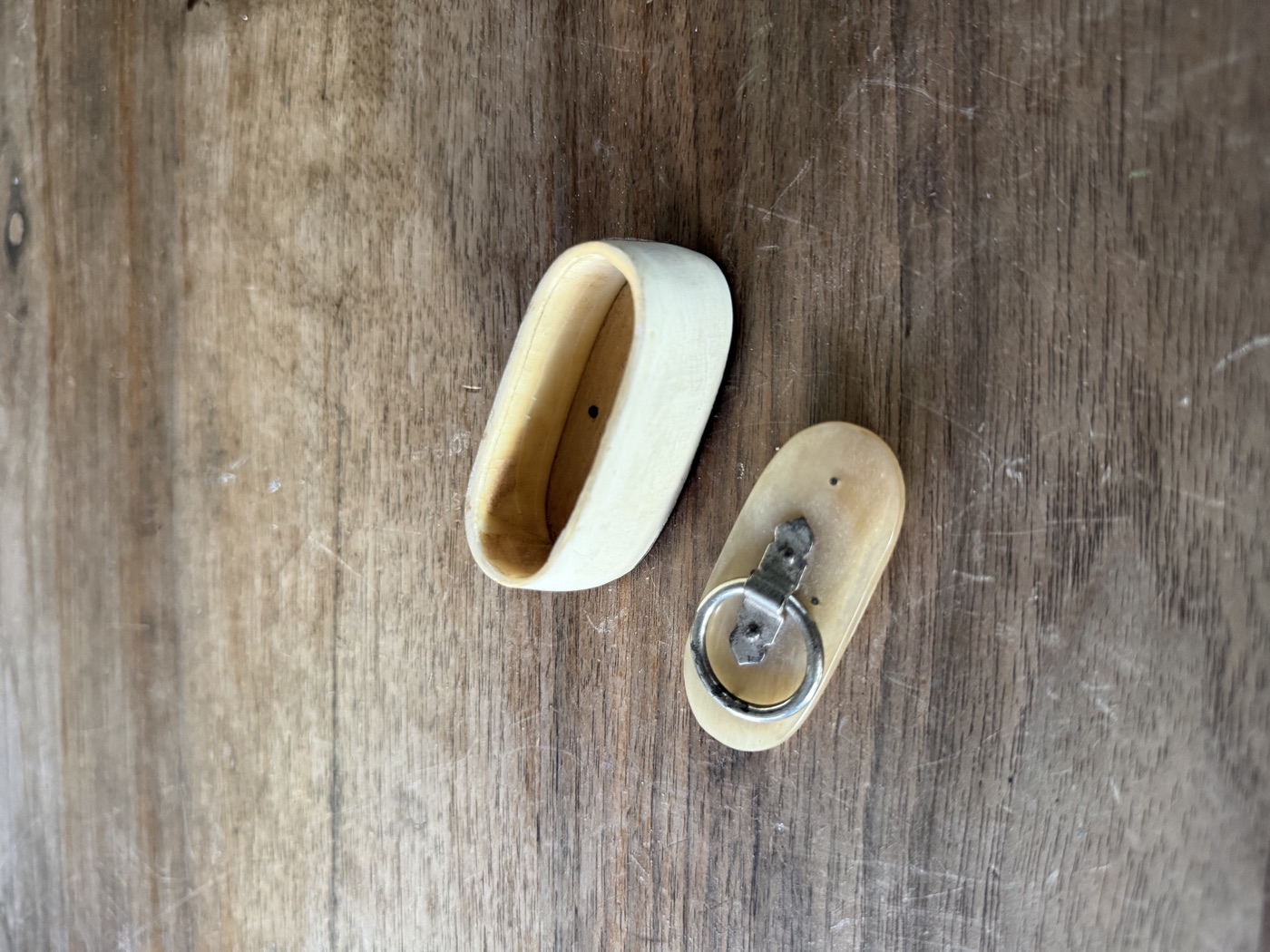 Ovale Deckeldose, hell · mit Metallknauf