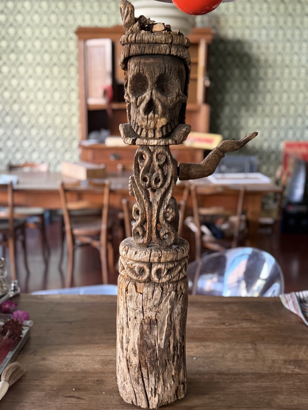 Holzskulptur mit Totenschädel · 80 cm