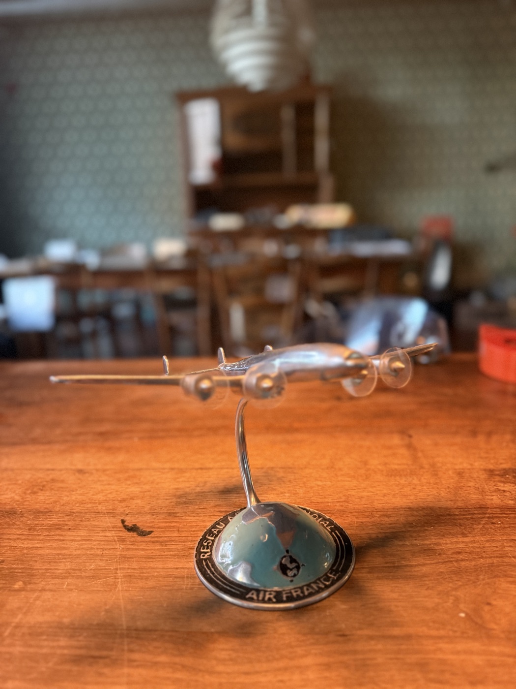 Air France Super Constellation auf Weltkugel