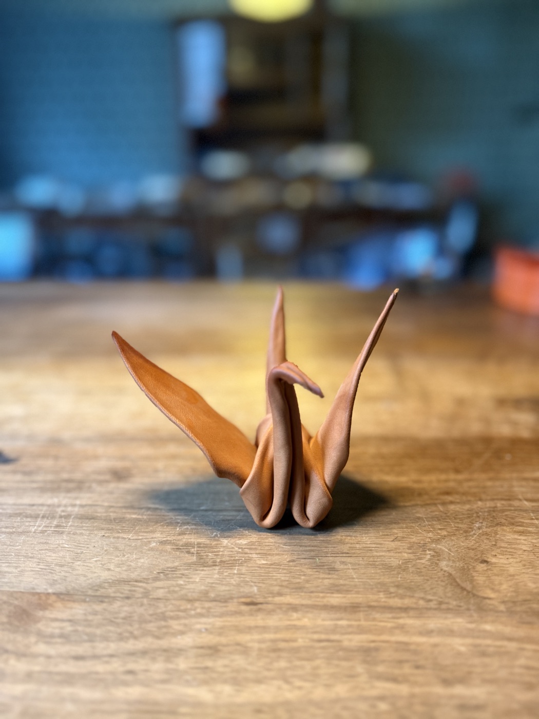 Origami-Kranich aus Leder