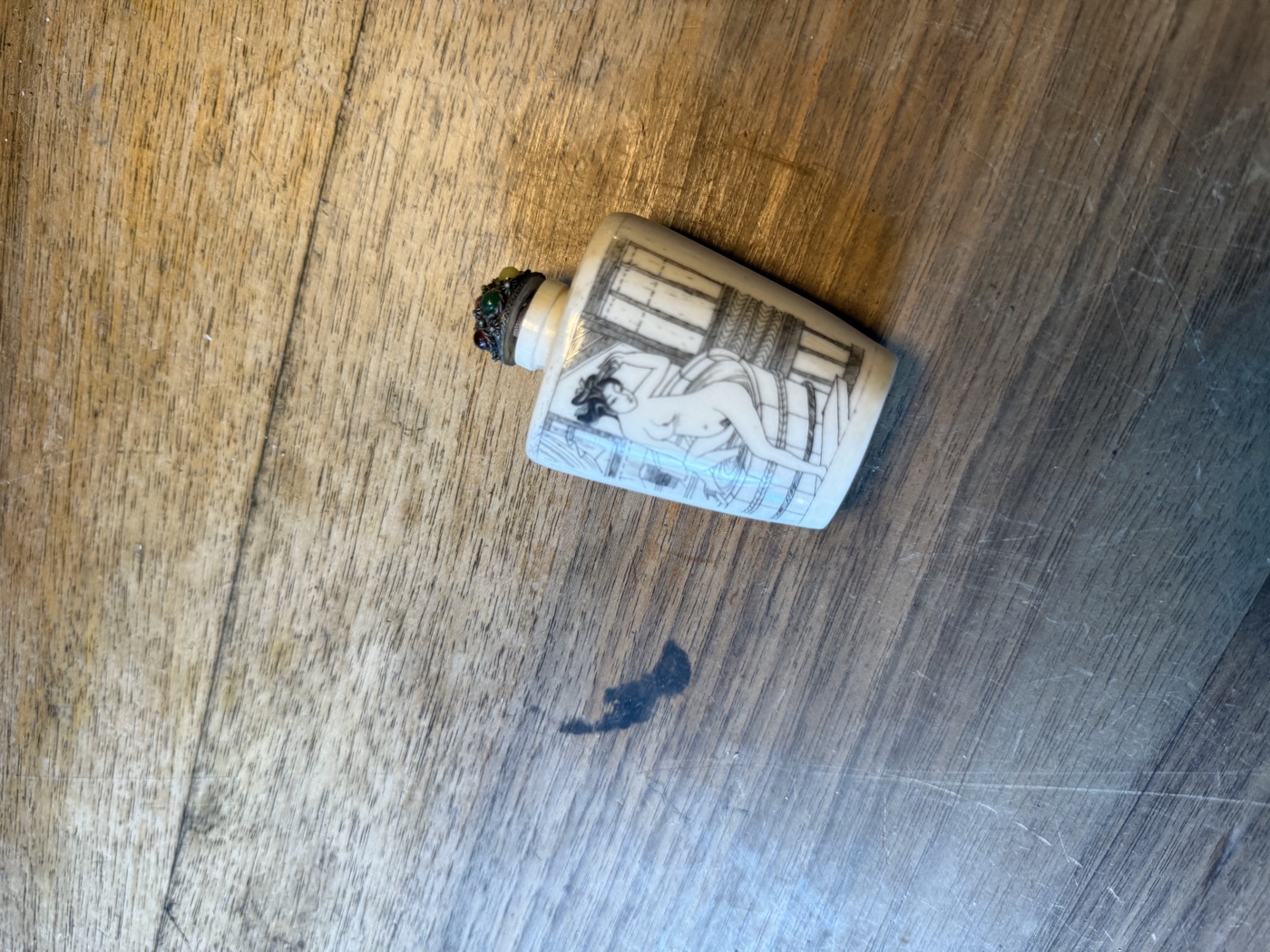 Snuff Bottle mit erotischer Ritzzeichnung · kompletter Löffelstöpsel