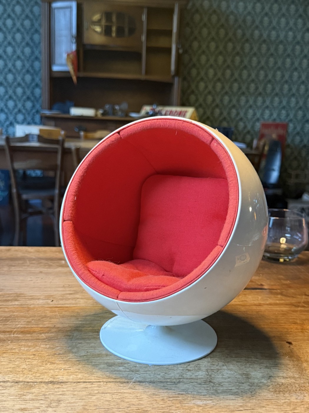 Vitra Design Museum Miniatur · Ball Chair, mit Original-Sperrholzbox